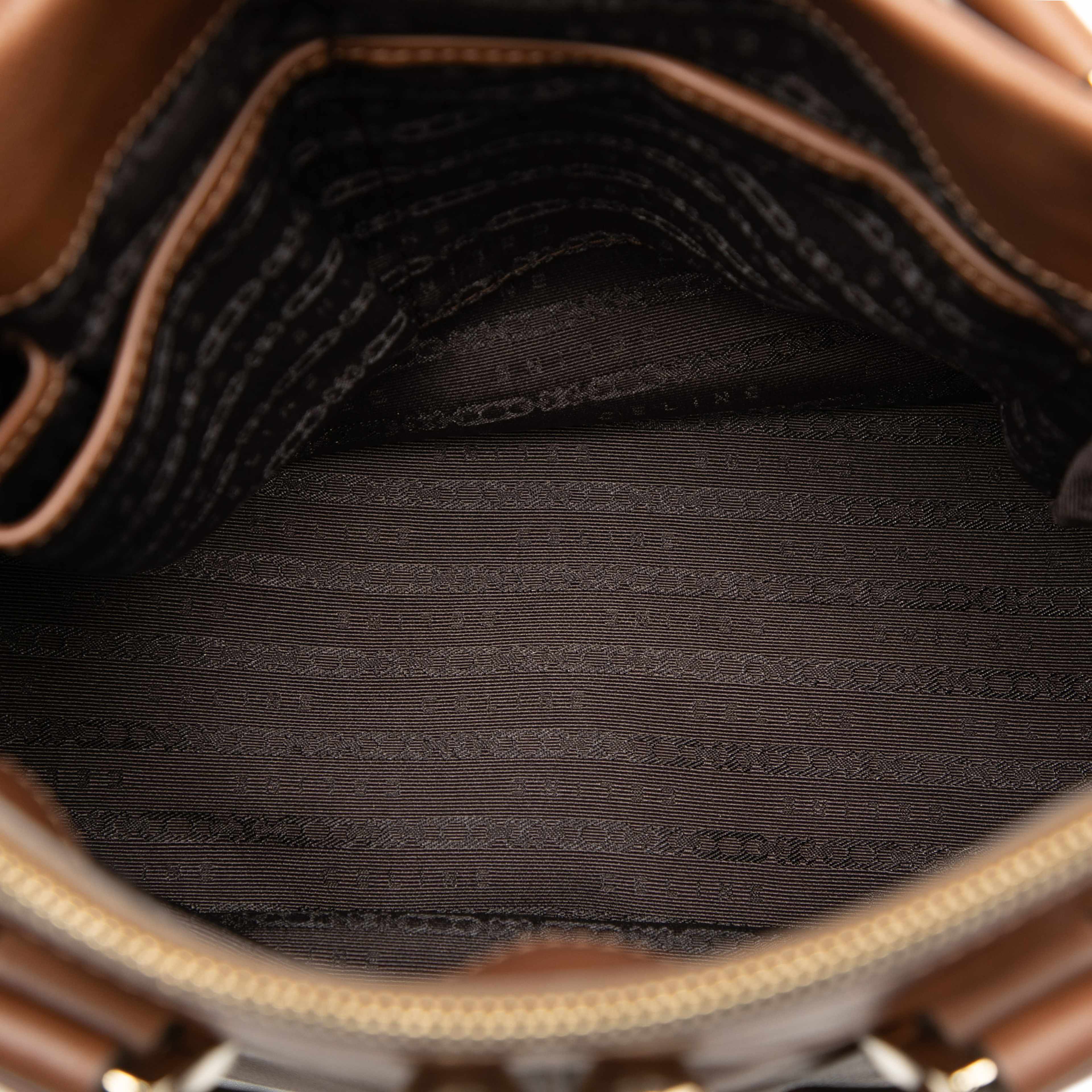 Celine Leather Handbag, från Luxclusif, i färgen brown. Klicka för att öppna bilden i stort format