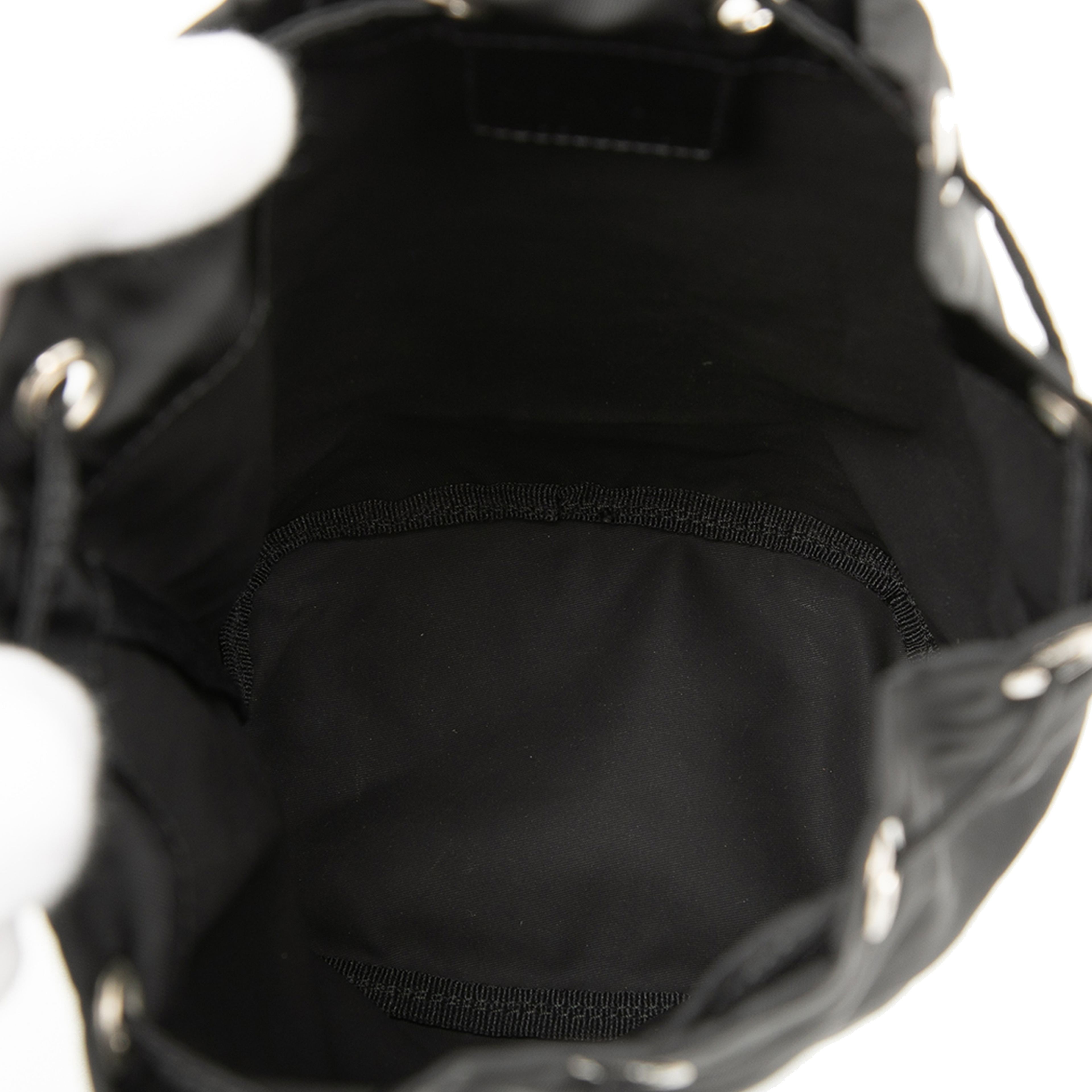 Prada Tessuto Drawstring Pouch, från Luxclusif, i färgen black. Klicka för att öppna bilden i stort format