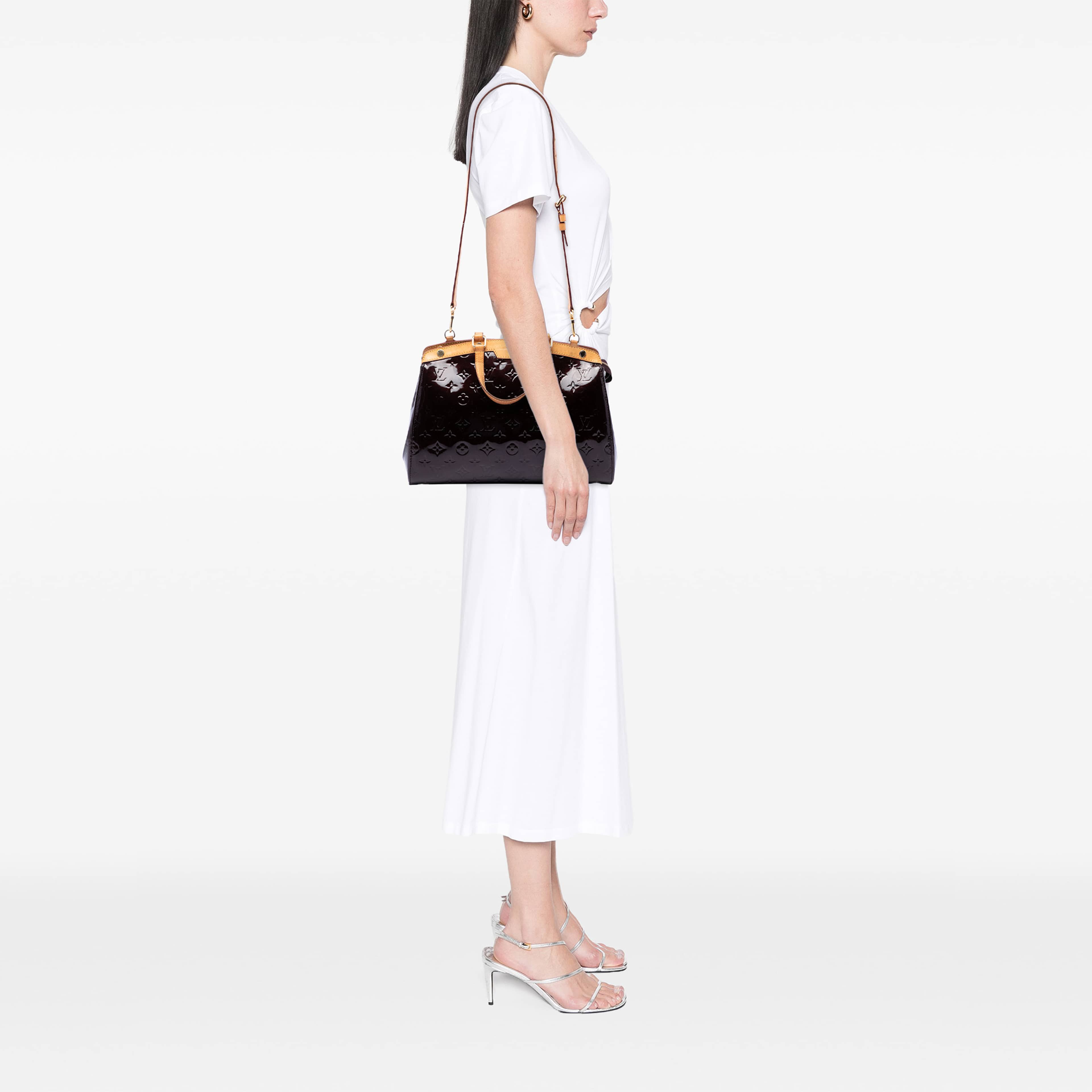 Louis Vuitton Monogram Vernis Brea Mm, från Luxclusif, i färgen purpur. Klicka för att öppna bilden i stort format