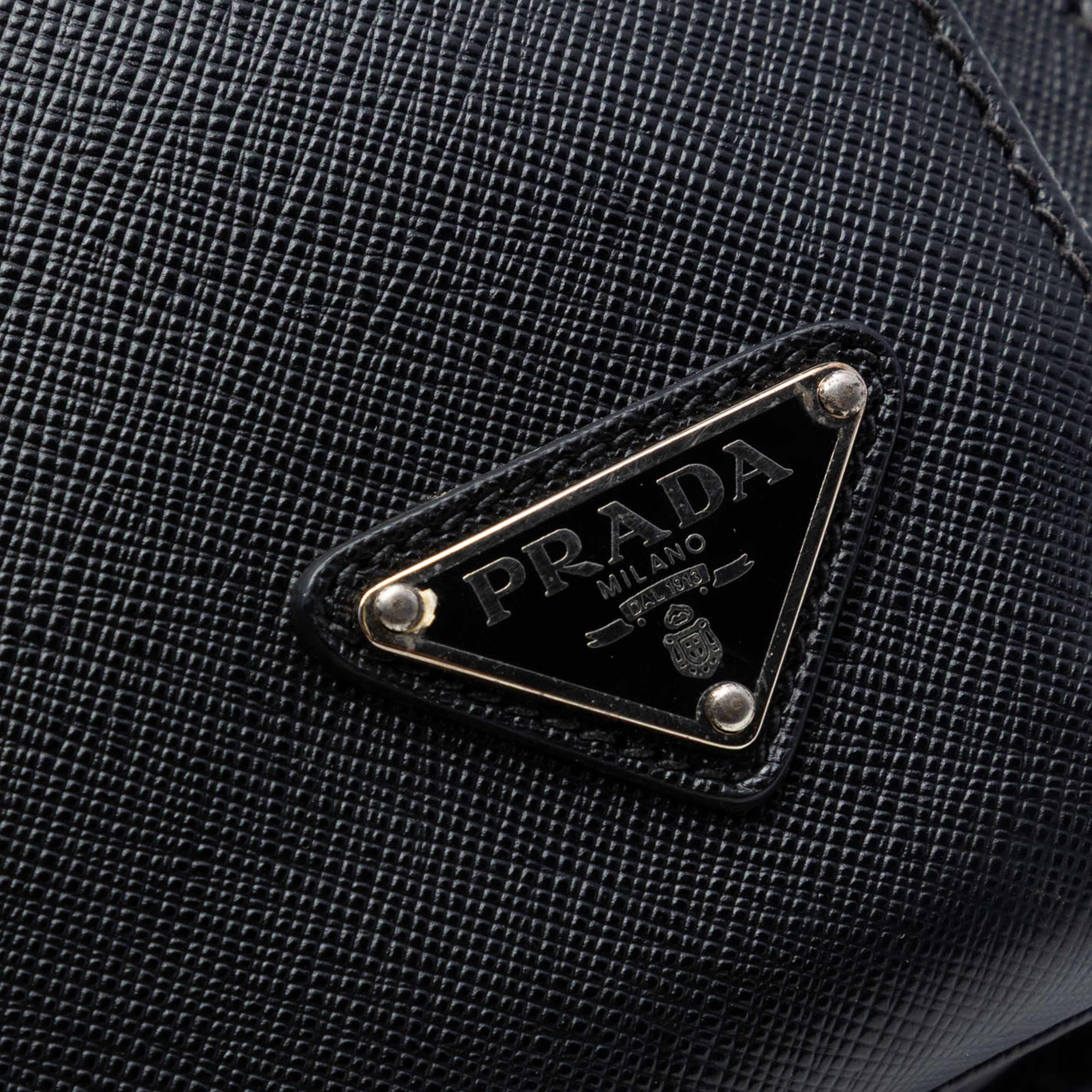 Prada Saffiano Lux Front Pocket Convertible Tote, från Luxclusif, i färgen black. Klicka för att öppna bilden i stort format