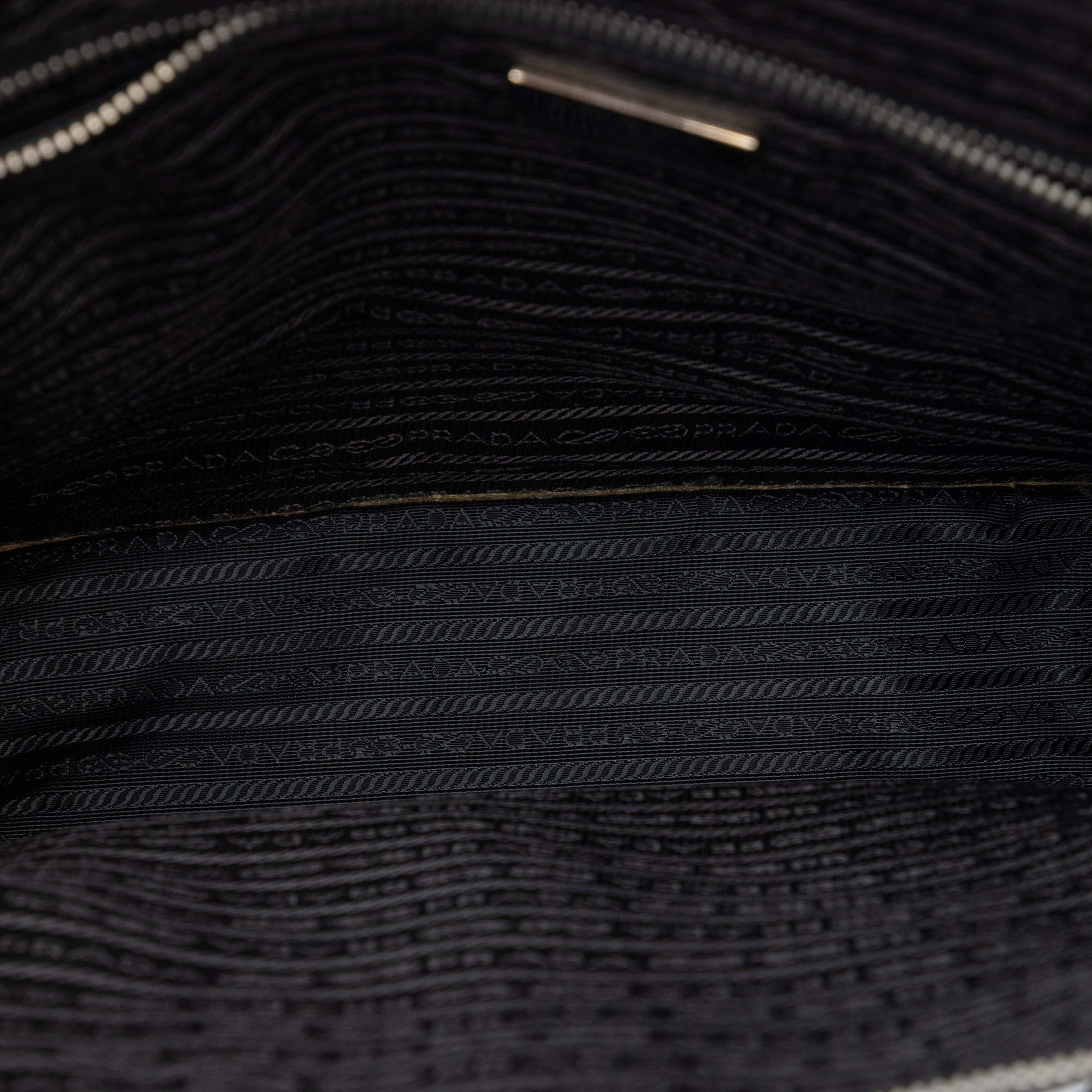 Prada Saffiano Lux Front Pocket Convertible Tote, från Luxclusif, i färgen black. Klicka för att öppna bilden i stort format