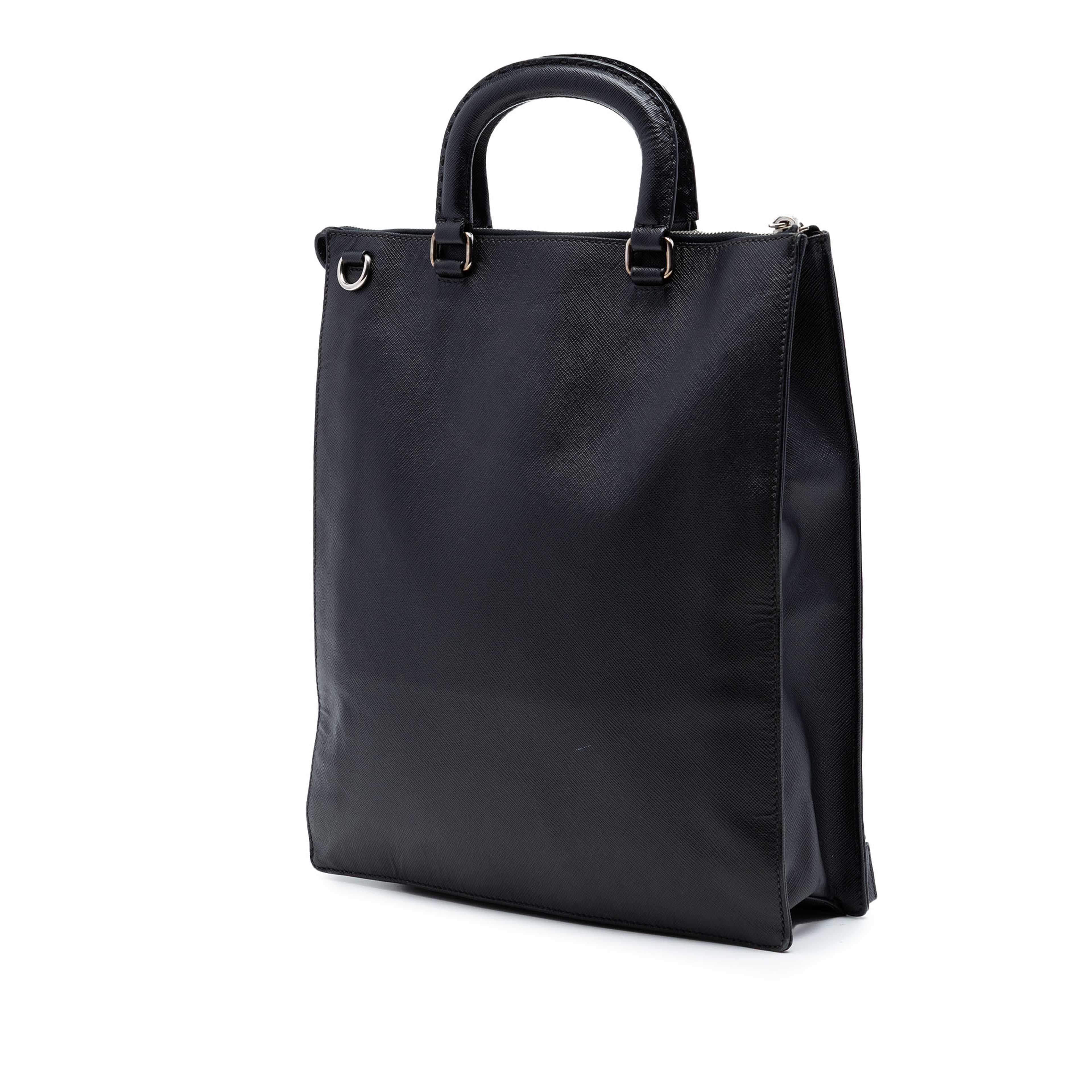 Prada Saffiano Lux Front Pocket Convertible Tote, från Luxclusif, i färgen black. Klicka för att öppna bilden i stort format