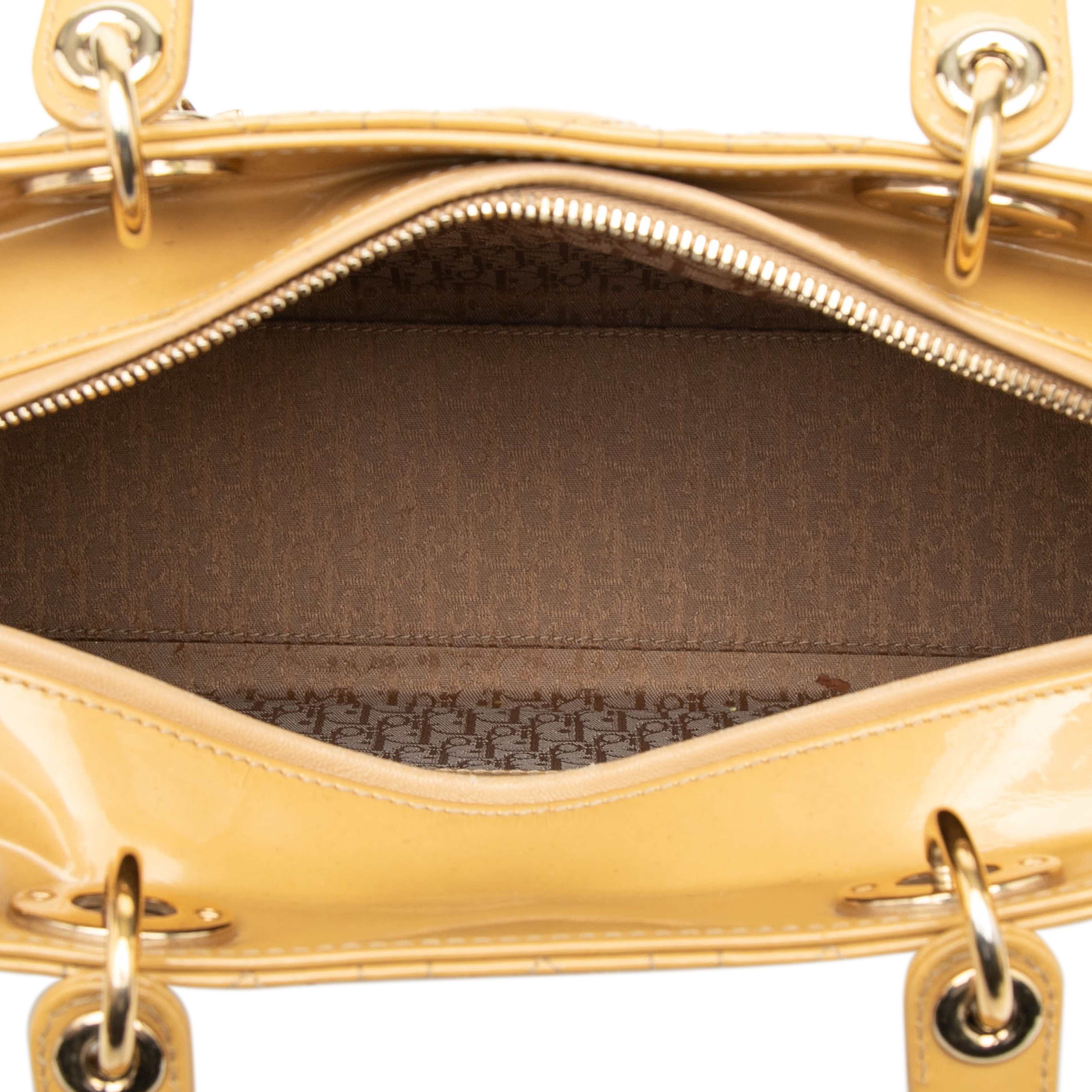 Dior Large Patent Cannage Lady Dior, från Luxclusif, i färgen beige. Klicka för att öppna bilden i stort format