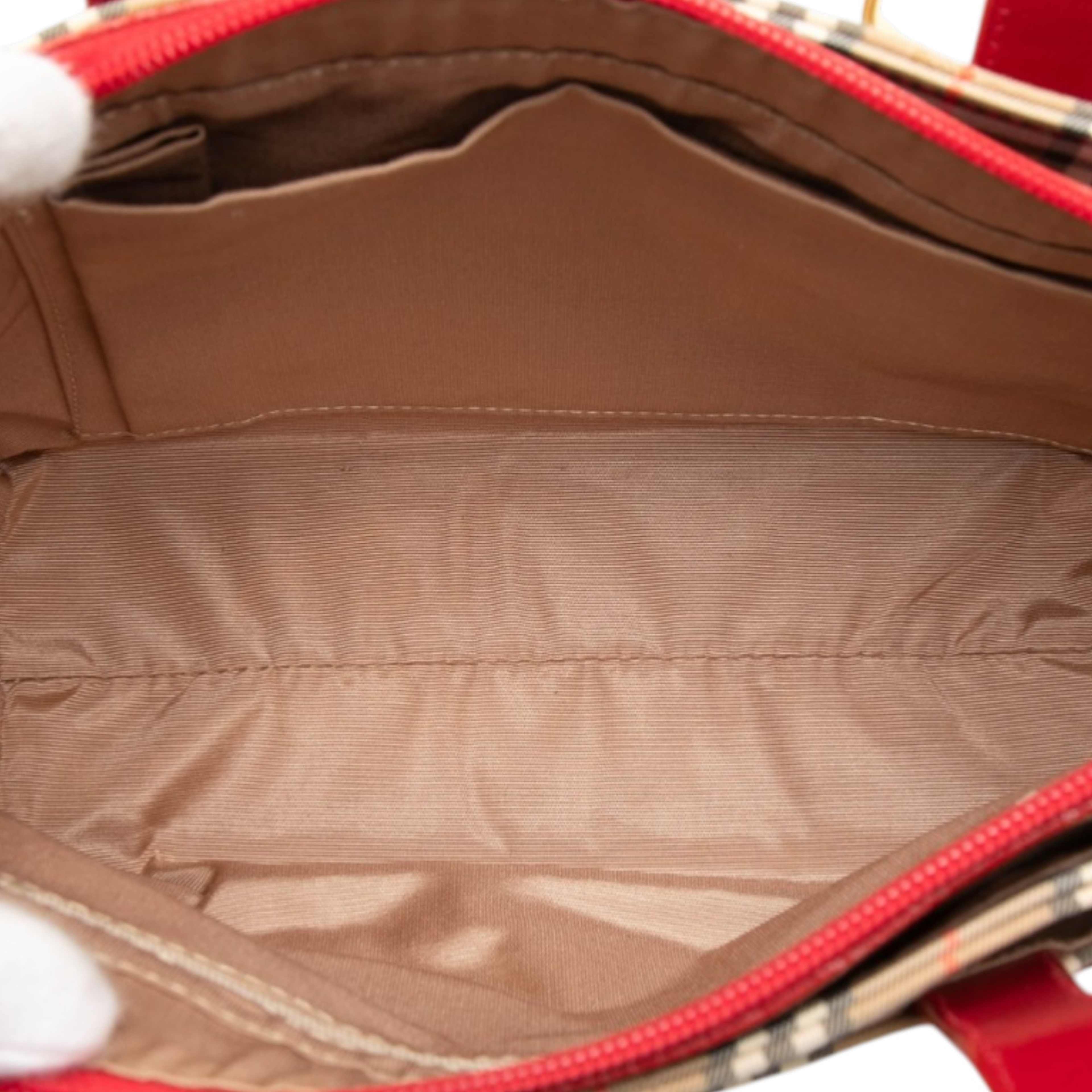 Burberry Haymarket Check Canvas Tote, från Luxclusif, i färgen beige. Klicka för att öppna bilden i stort format