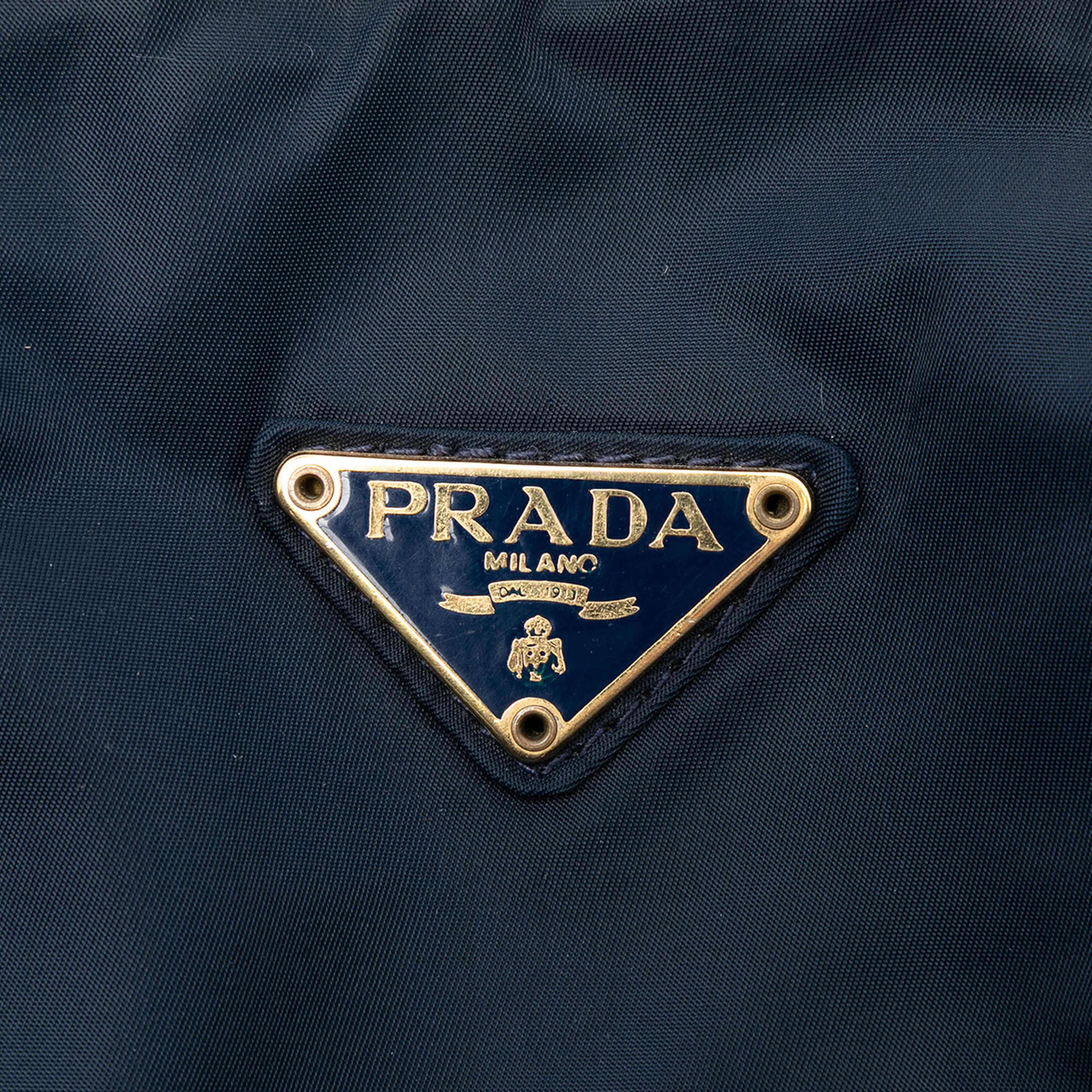 Prada Tessuto Metal Handle Bag, från Luxclusif, i färgen navy. Klicka för att öppna bilden i stort format