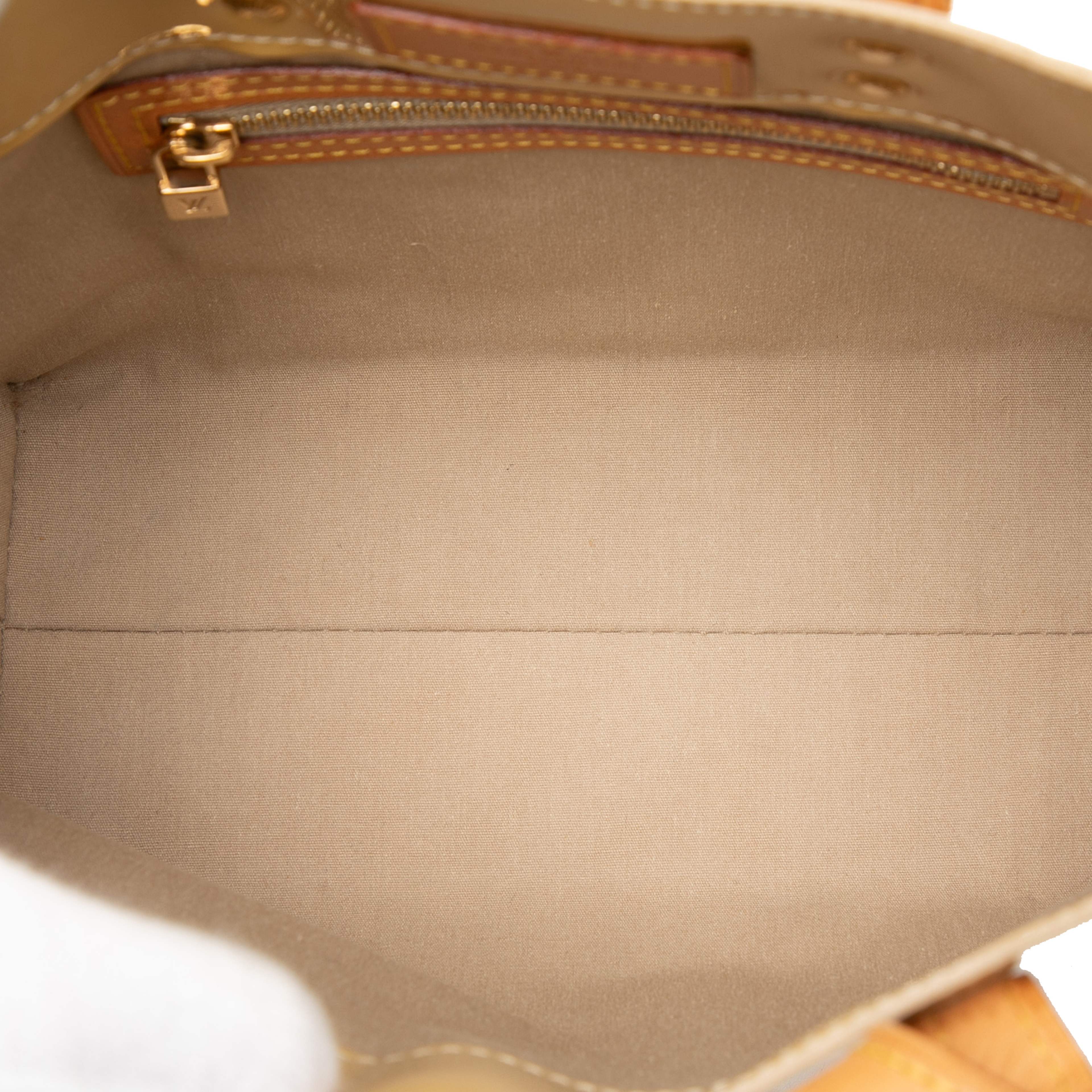 Louis Vuitton Monogram Vernis Reade Pm, från Luxclusif, i färgen beige. Klicka för att öppna bilden i stort format