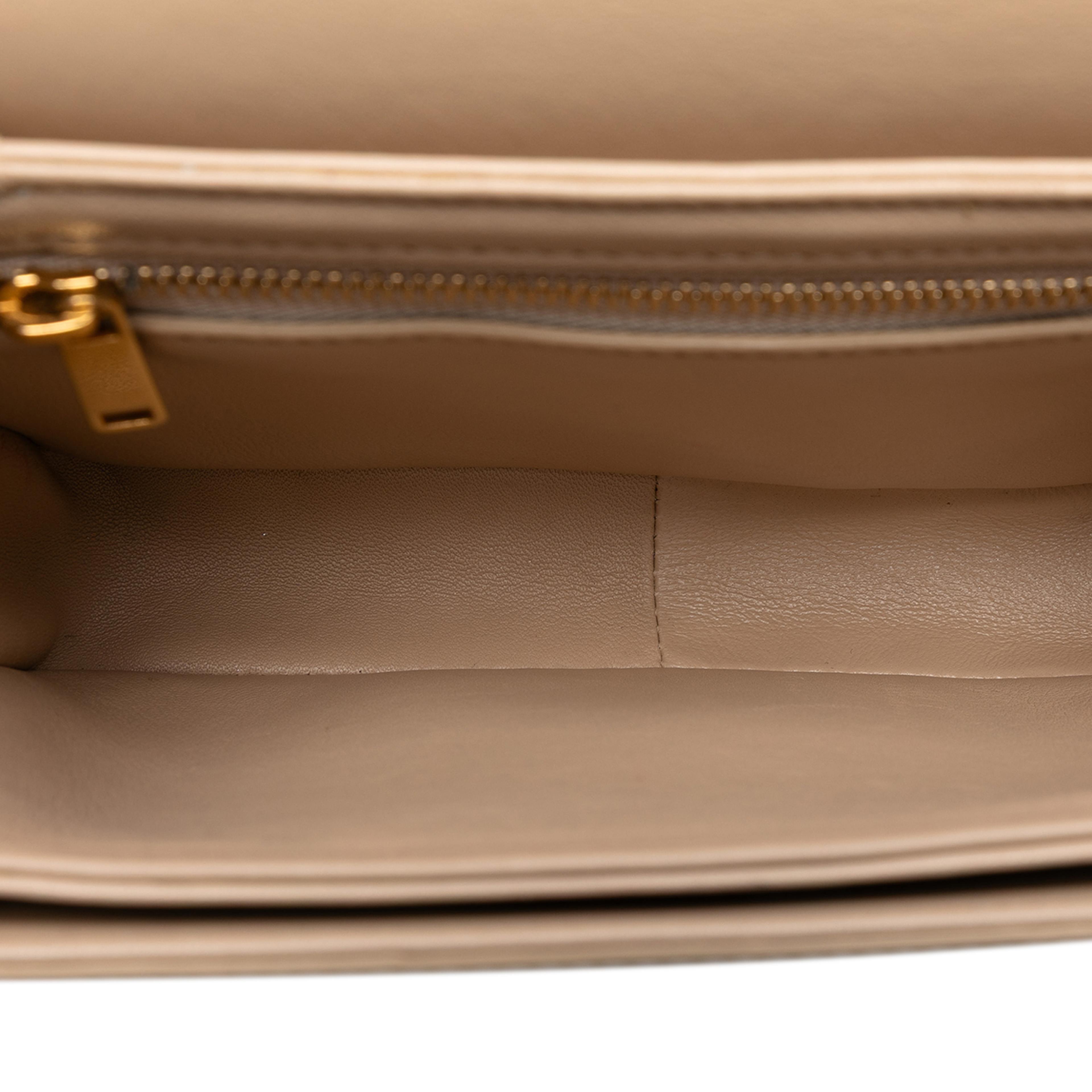 Celine Teen Shiny Calfskin Triomphe Crossbody, från Luxclusif, i färgen light beige. Klicka för att öppna bilden i stort format