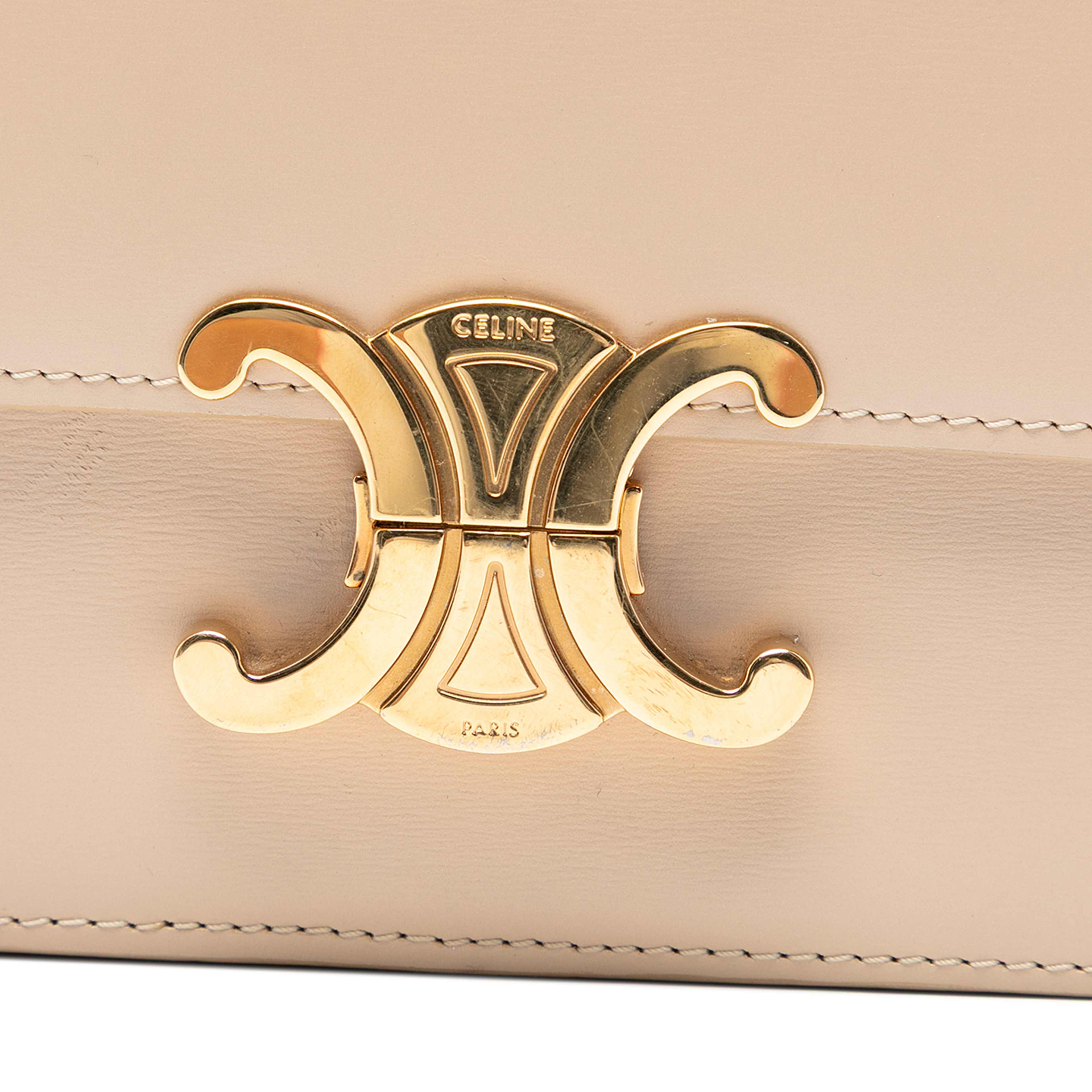 Celine Teen Shiny Calfskin Triomphe Crossbody, från Luxclusif, i färgen light beige. Klicka för att öppna bilden i stort format