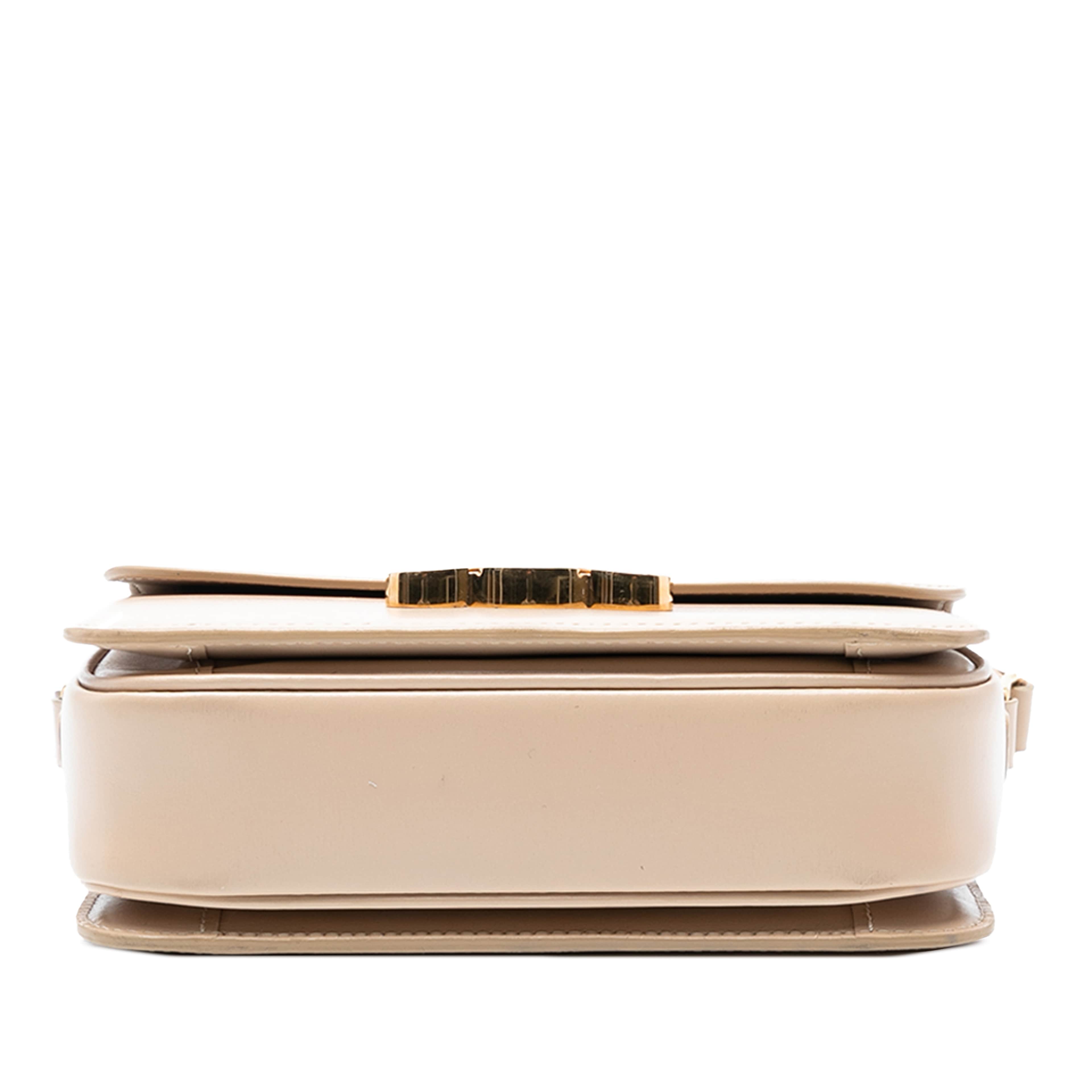 Celine Teen Shiny Calfskin Triomphe Crossbody, från Luxclusif, i färgen light beige. Klicka för att öppna bilden i stort format