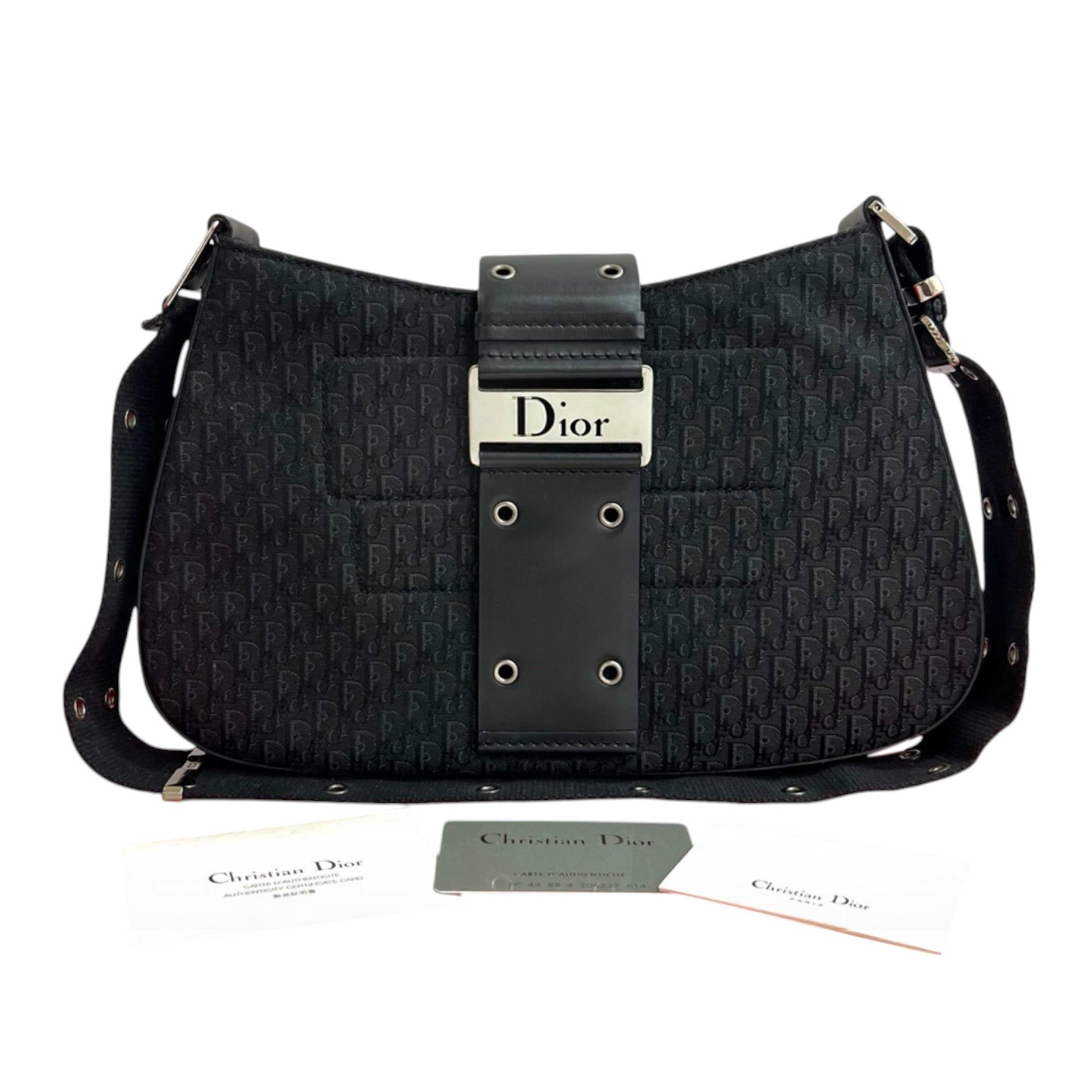 Dior Canvas Street Chic Columbus Shoulder Bag, från Luxclusif, i färgen svart. Klicka för att öppna bilden i stort format