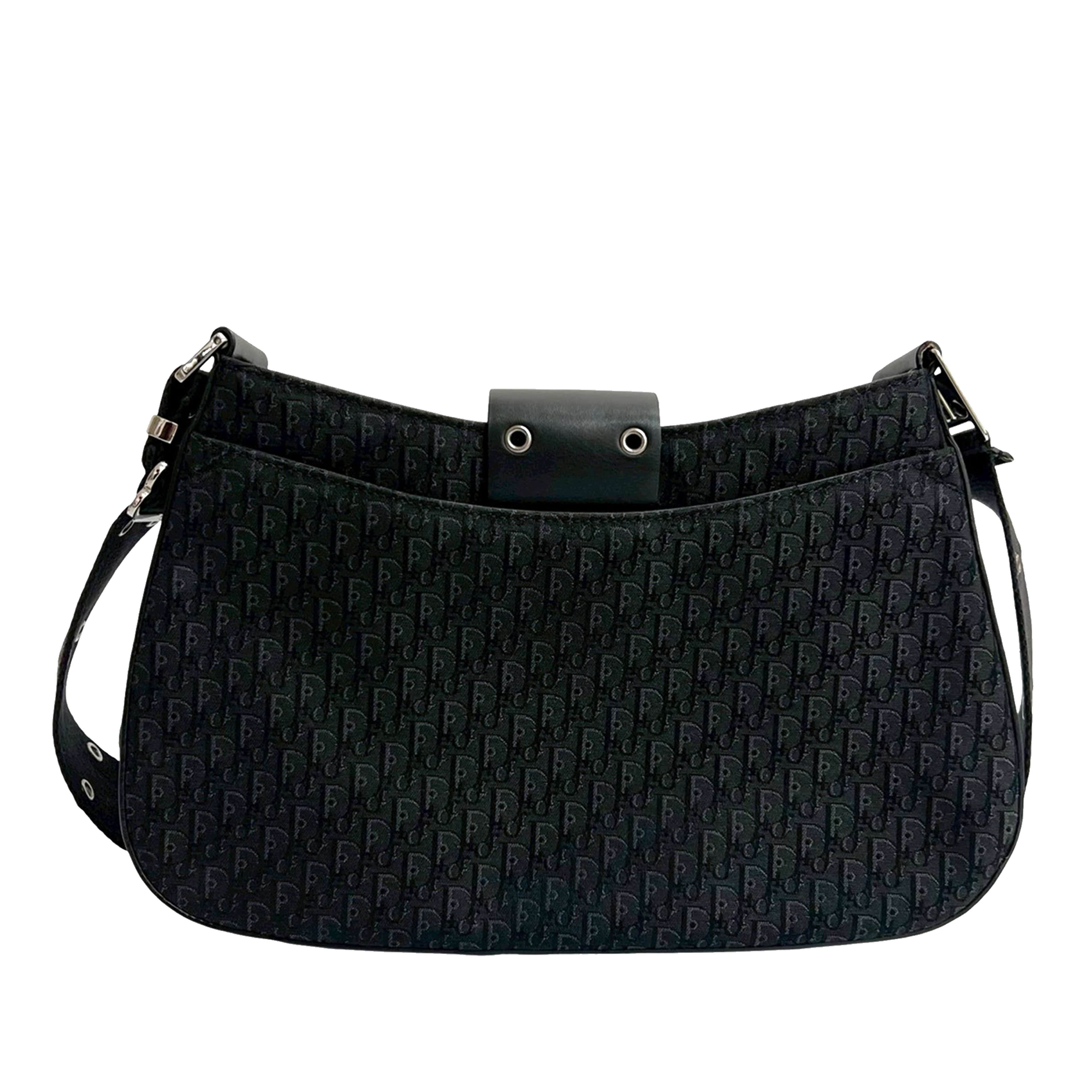 Dior Canvas Street Chic Columbus Shoulder Bag, från Luxclusif, i färgen svart. Klicka för att öppna bilden i stort format