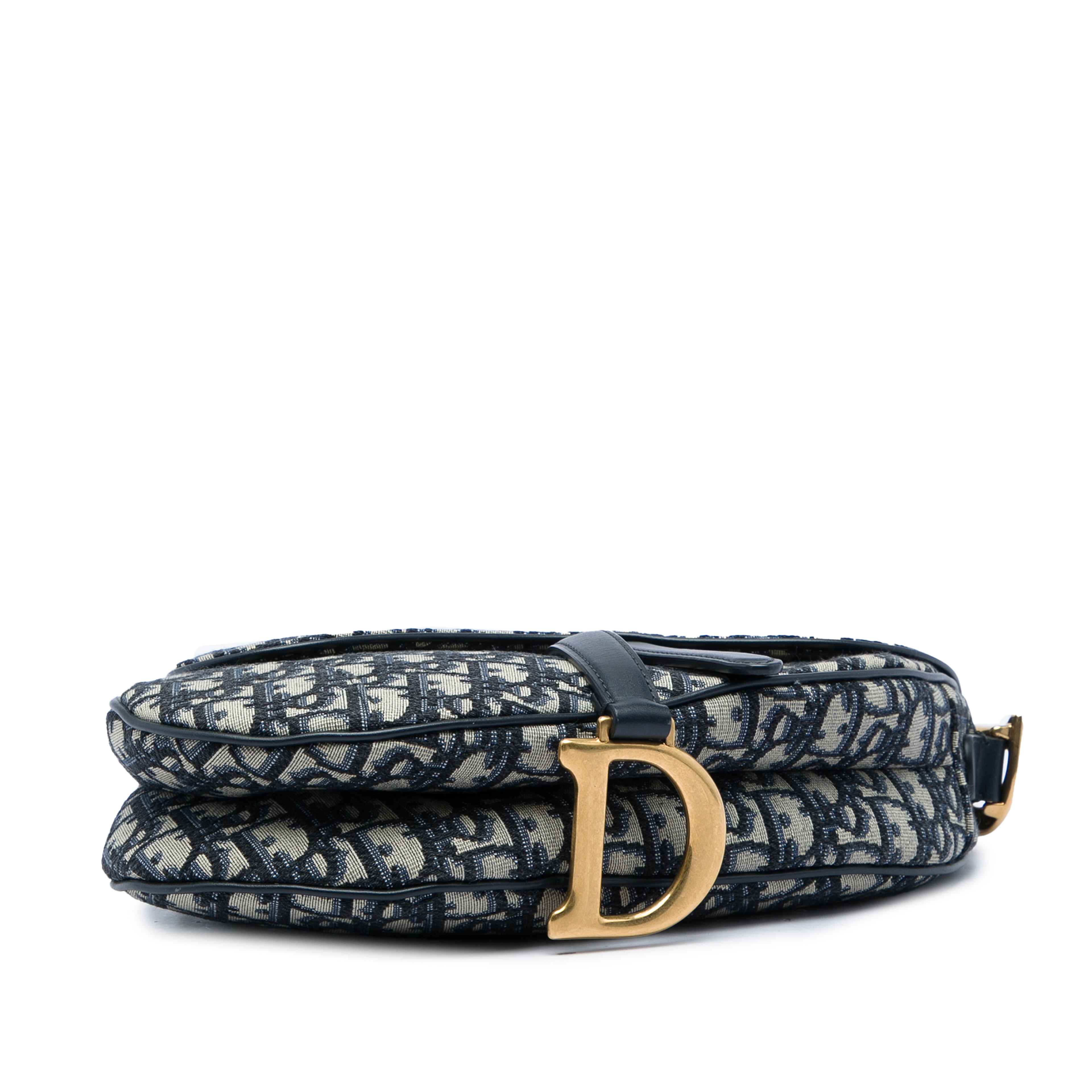 Dior Oblique Canvas Saddle Bag, från Luxclusif, i färgen blå. Klicka för att öppna bilden i stort format