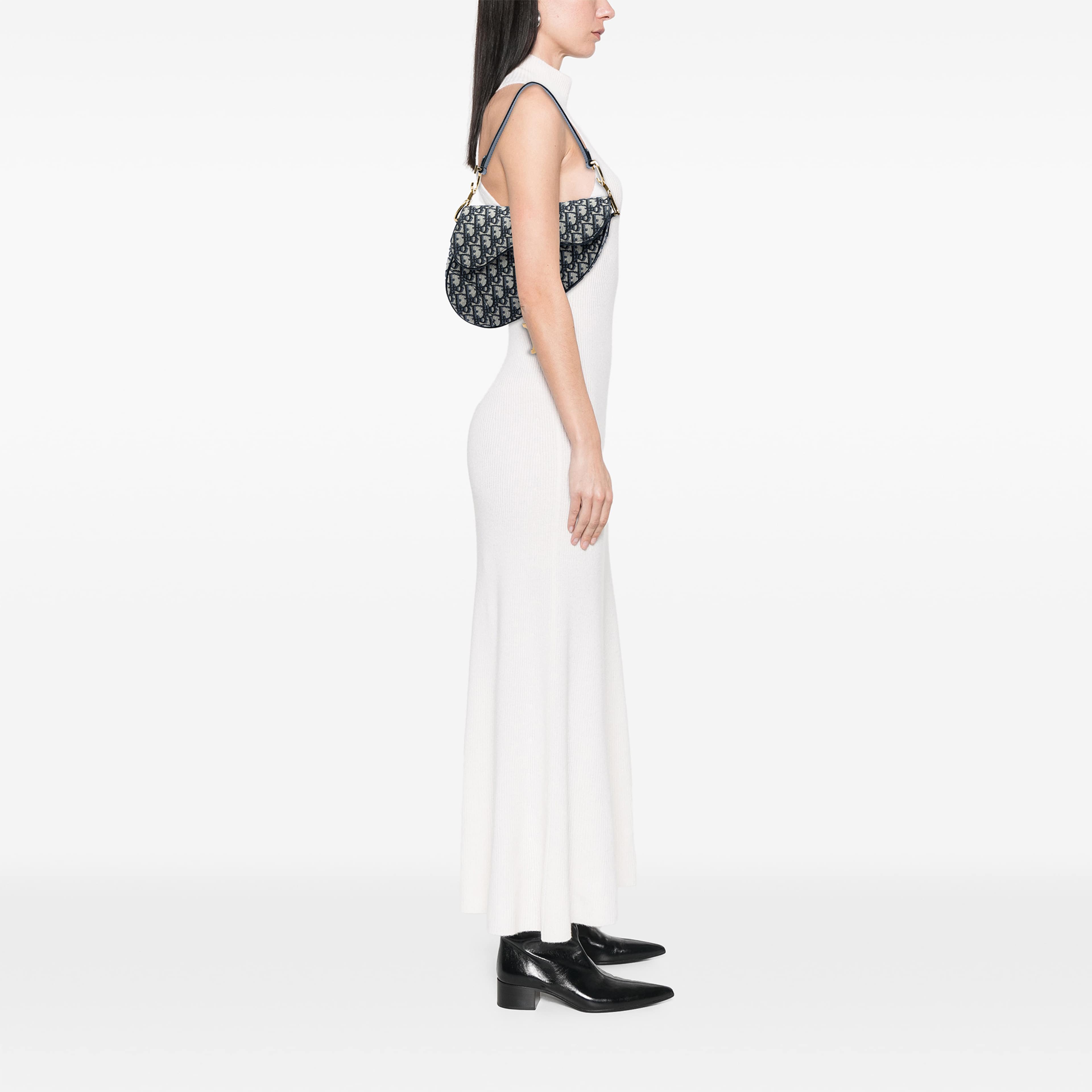 Dior Oblique Canvas Saddle Bag, från Luxclusif, i färgen blå. Klicka för att öppna bilden i stort format