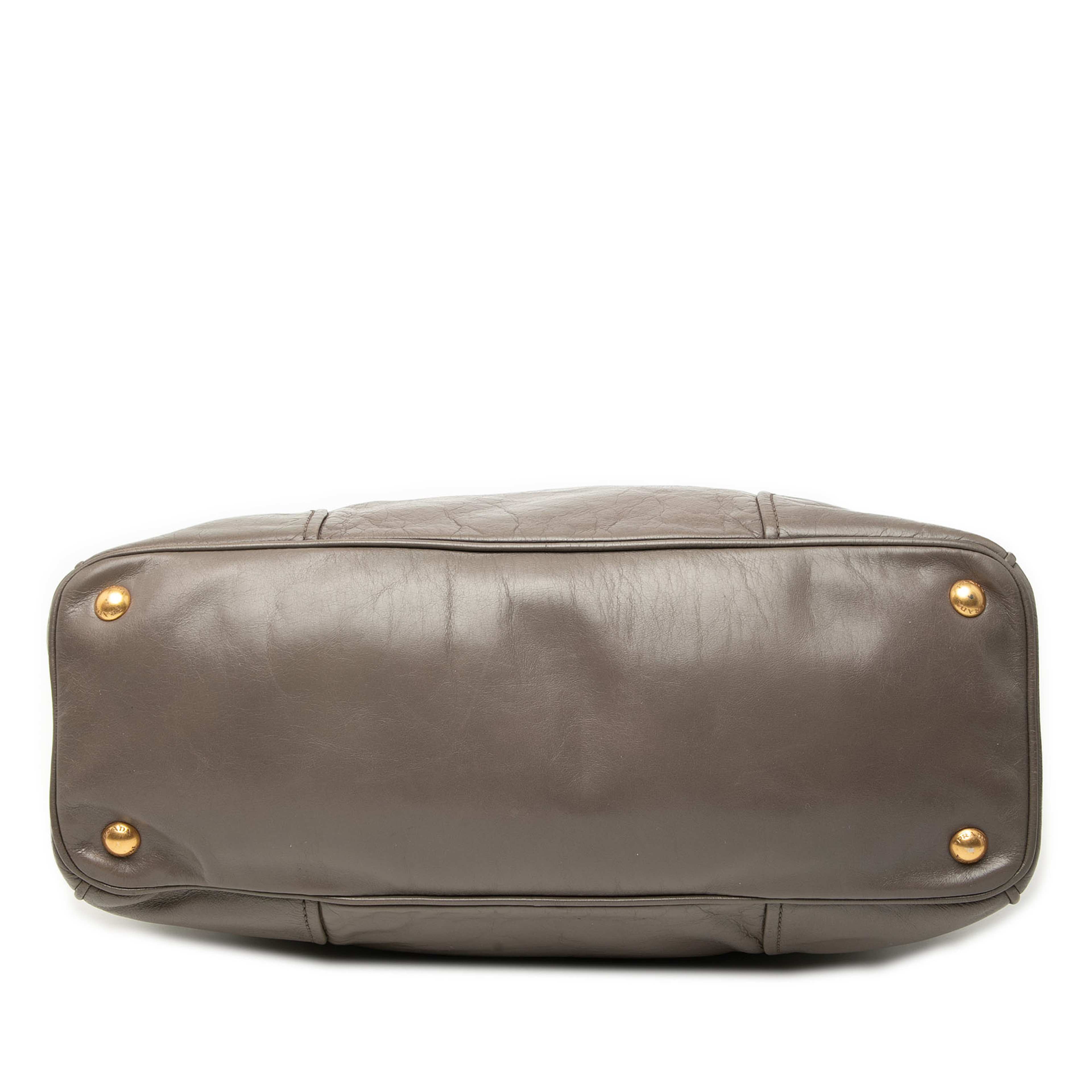 Prada Vitello Shine Satchel, från Luxclusif, i färgen taupe. Klicka för att öppna bilden i stort format