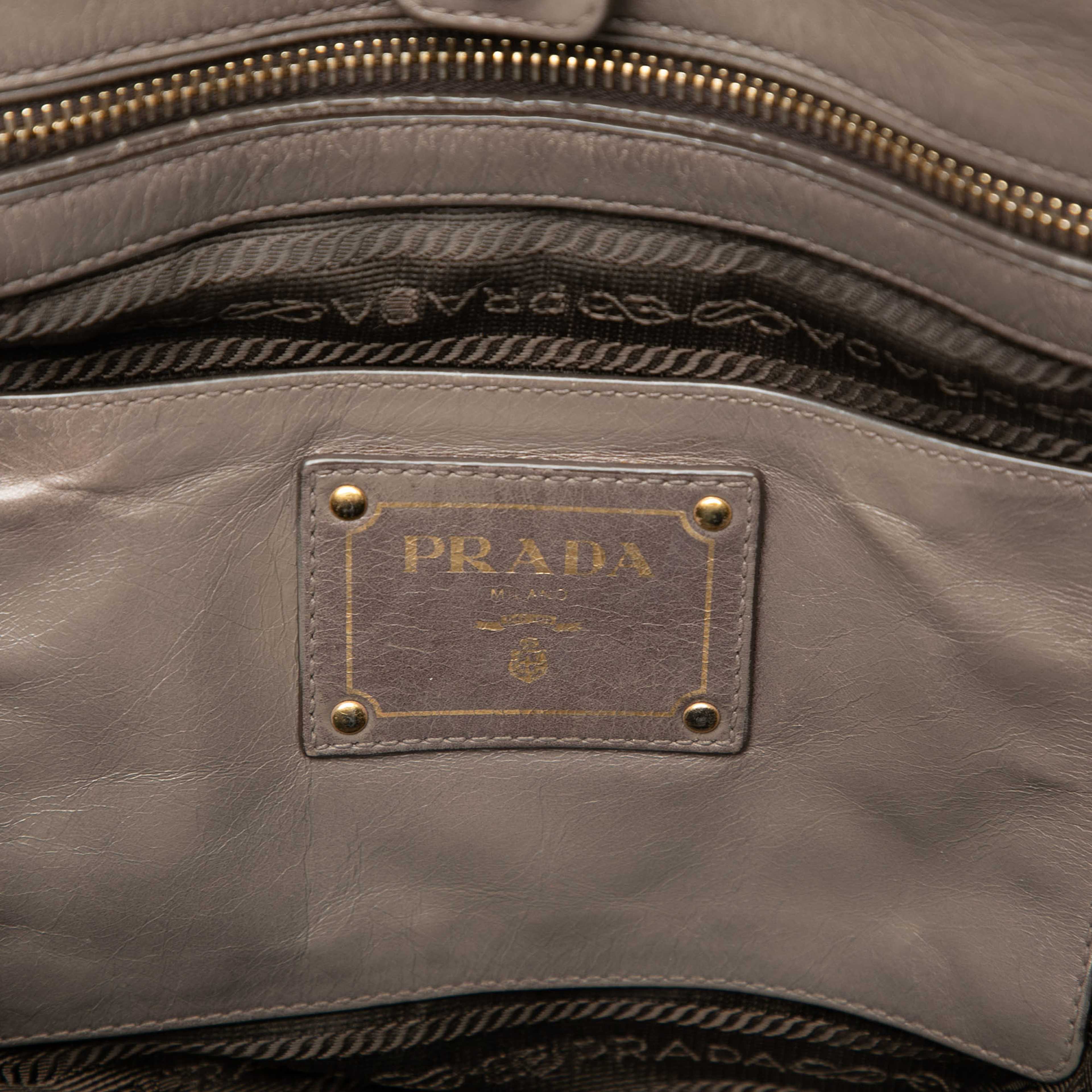 Prada Vitello Shine Satchel, från Luxclusif, i färgen taupe. Klicka för att öppna bilden i stort format