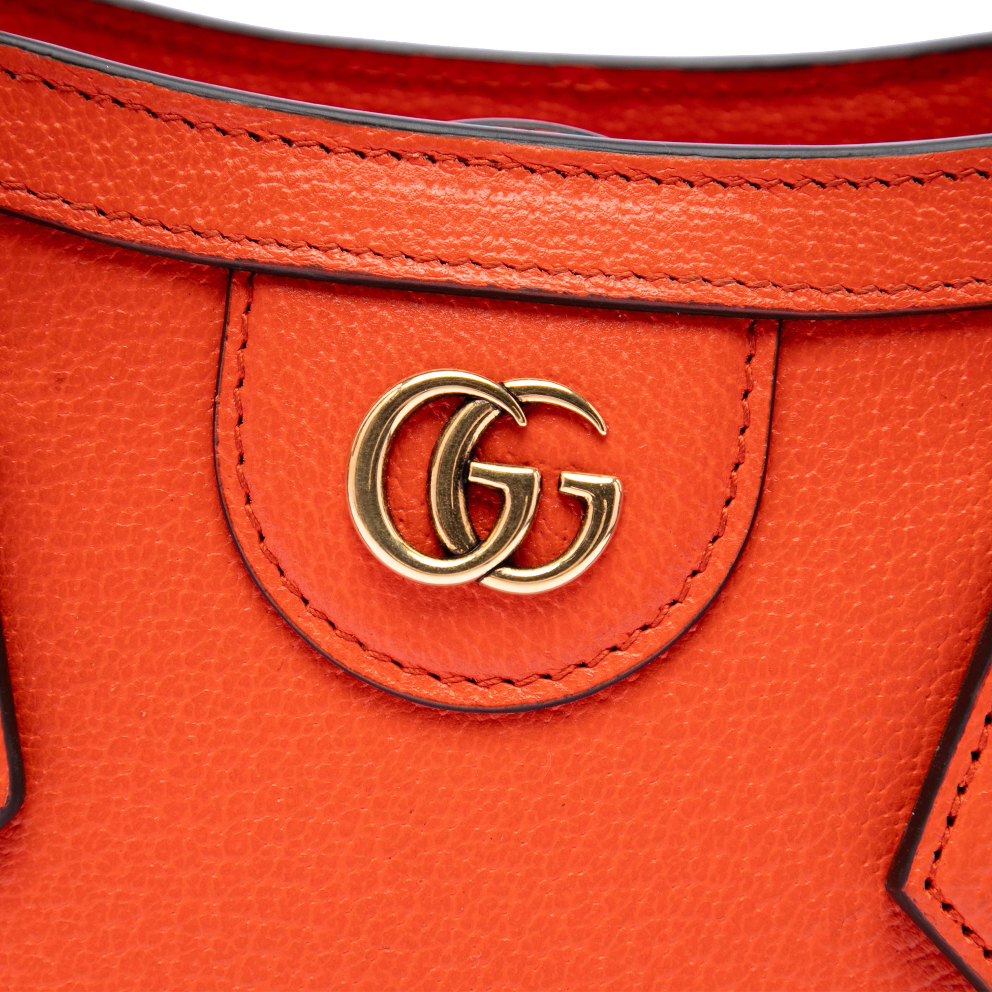 Gucci Small Calfskin Bamboo Diana Satchel, från Luxclusif, i färgen orange. Klicka för att öppna bilden i stort format