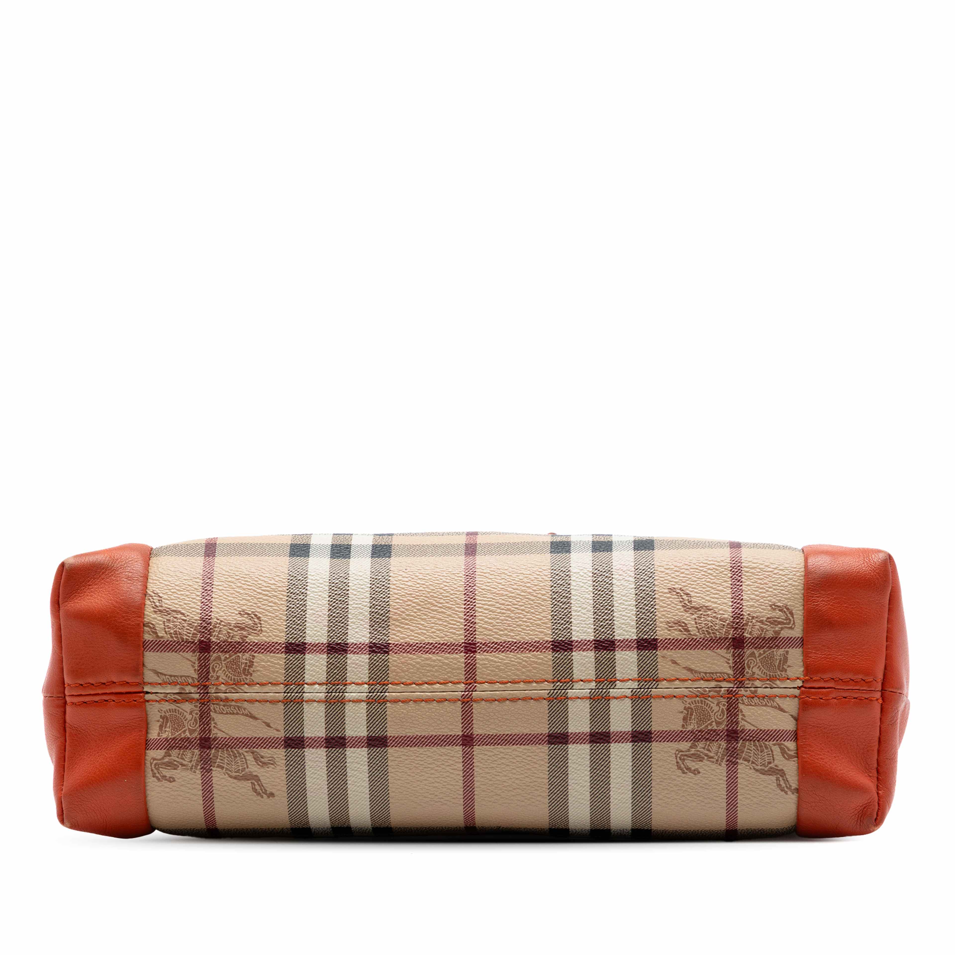 Burberry Haymarket Check Coated Canvas Leah Crossbody, från Luxclusif, i färgen beige. Klicka för att öppna bilden i stort format