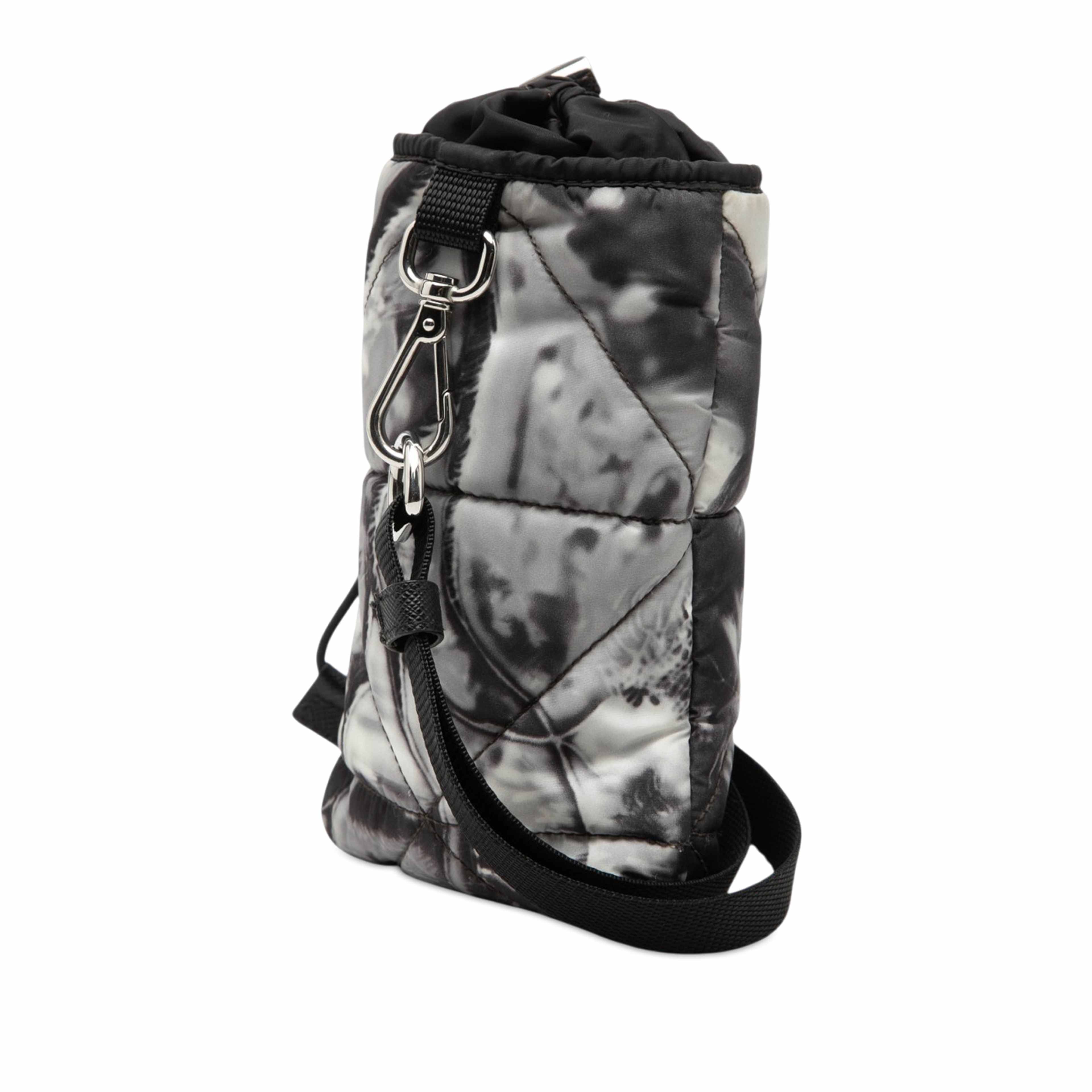 Prada Re Nylon Printed Phone Pouch, från Luxclusif, i färgen black. Klicka för att öppna bilden i stort format