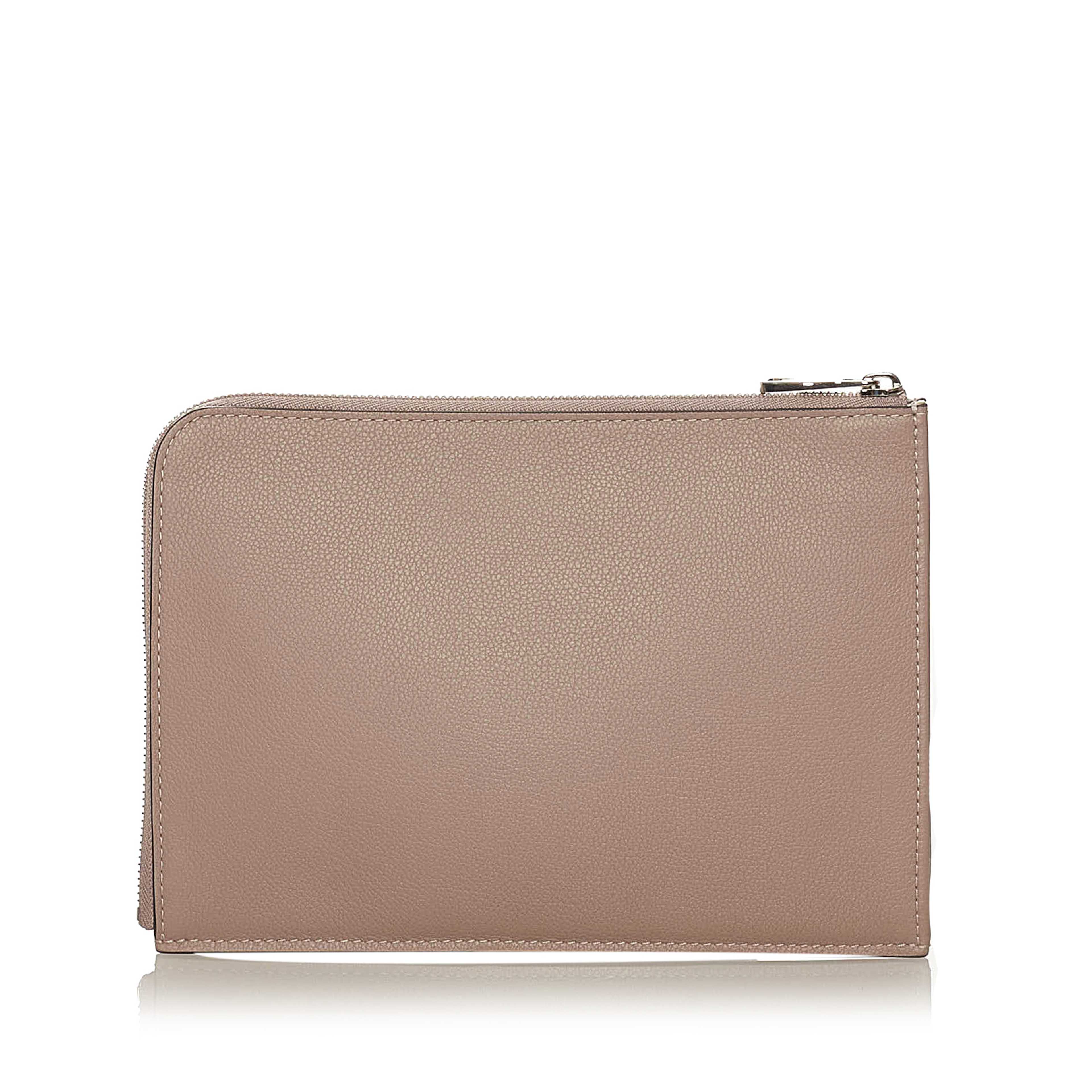 Louis Vuitton Taurillon Pochette Jour Pm, från Luxclusif, i färgen rosa. Klicka för att öppna bilden i stort format