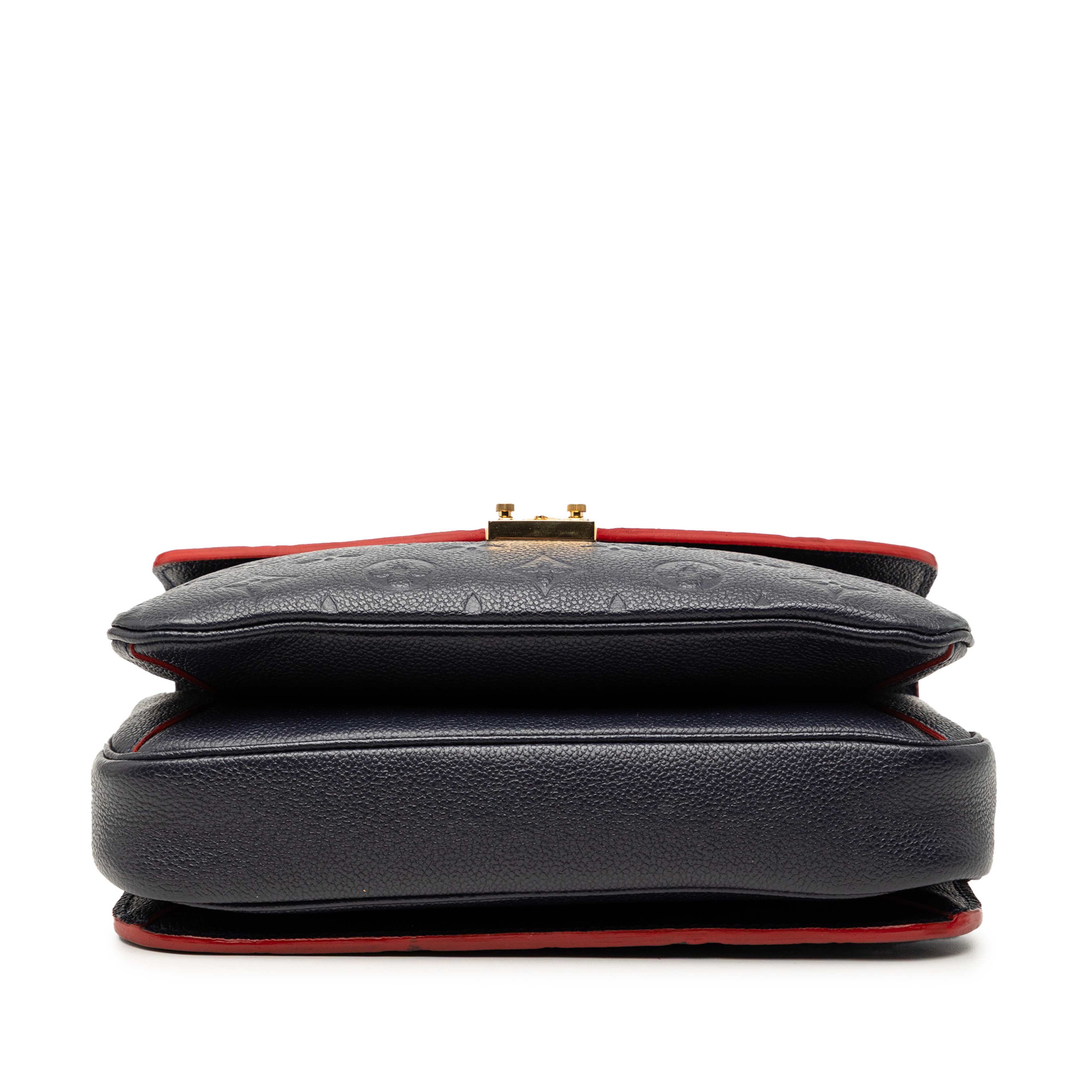 Louis Vuitton Monogram Empreinte Pochette Metis, från Luxclusif, i färgen navy. Klicka för att öppna bilden i stort format