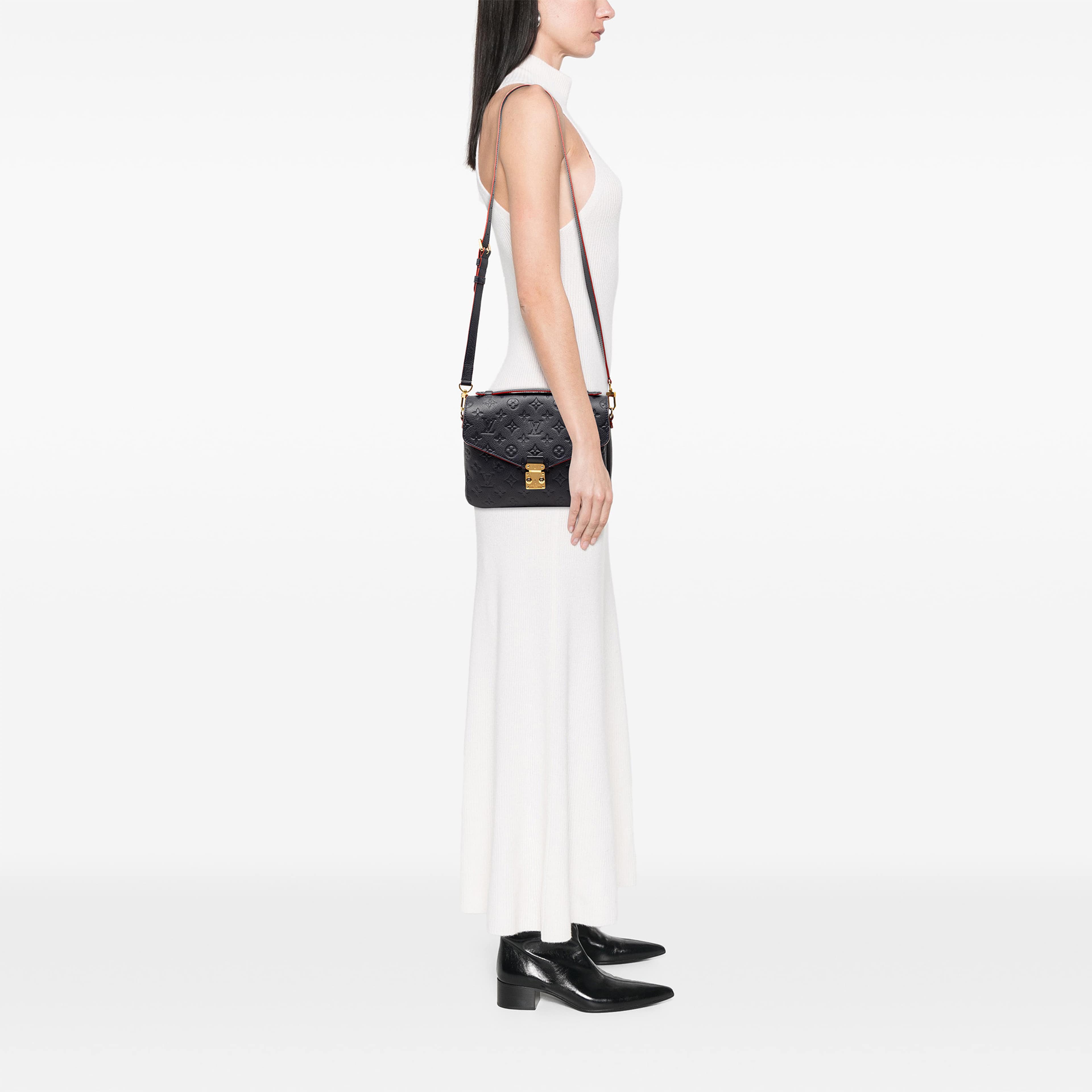 Louis Vuitton Monogram Empreinte Pochette Metis, från Luxclusif, i färgen blå. Klicka för att öppna bilden i stort format