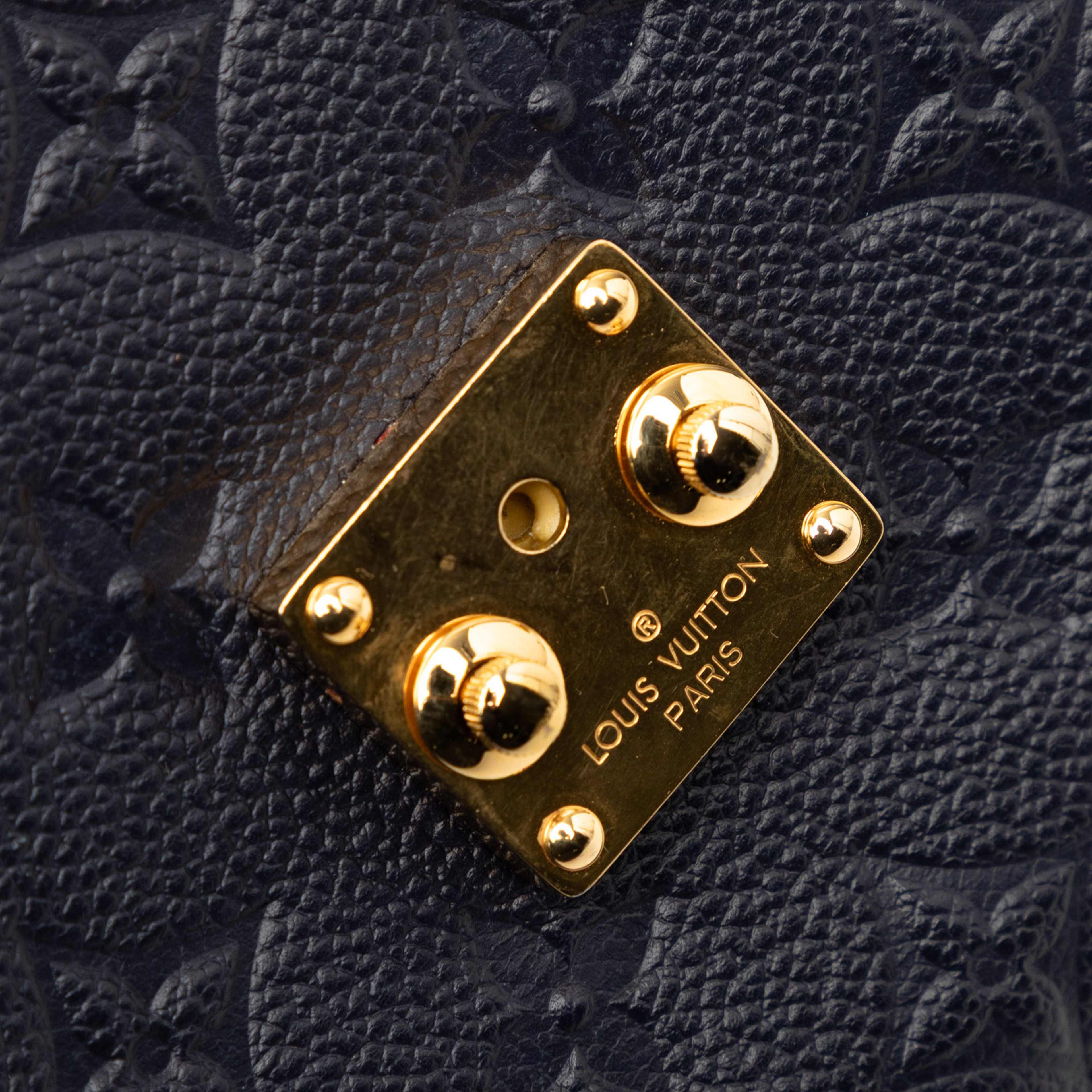 Louis Vuitton Monogram Empreinte Pochette Metis, från Luxclusif, i färgen blå. Klicka för att öppna bilden i stort format