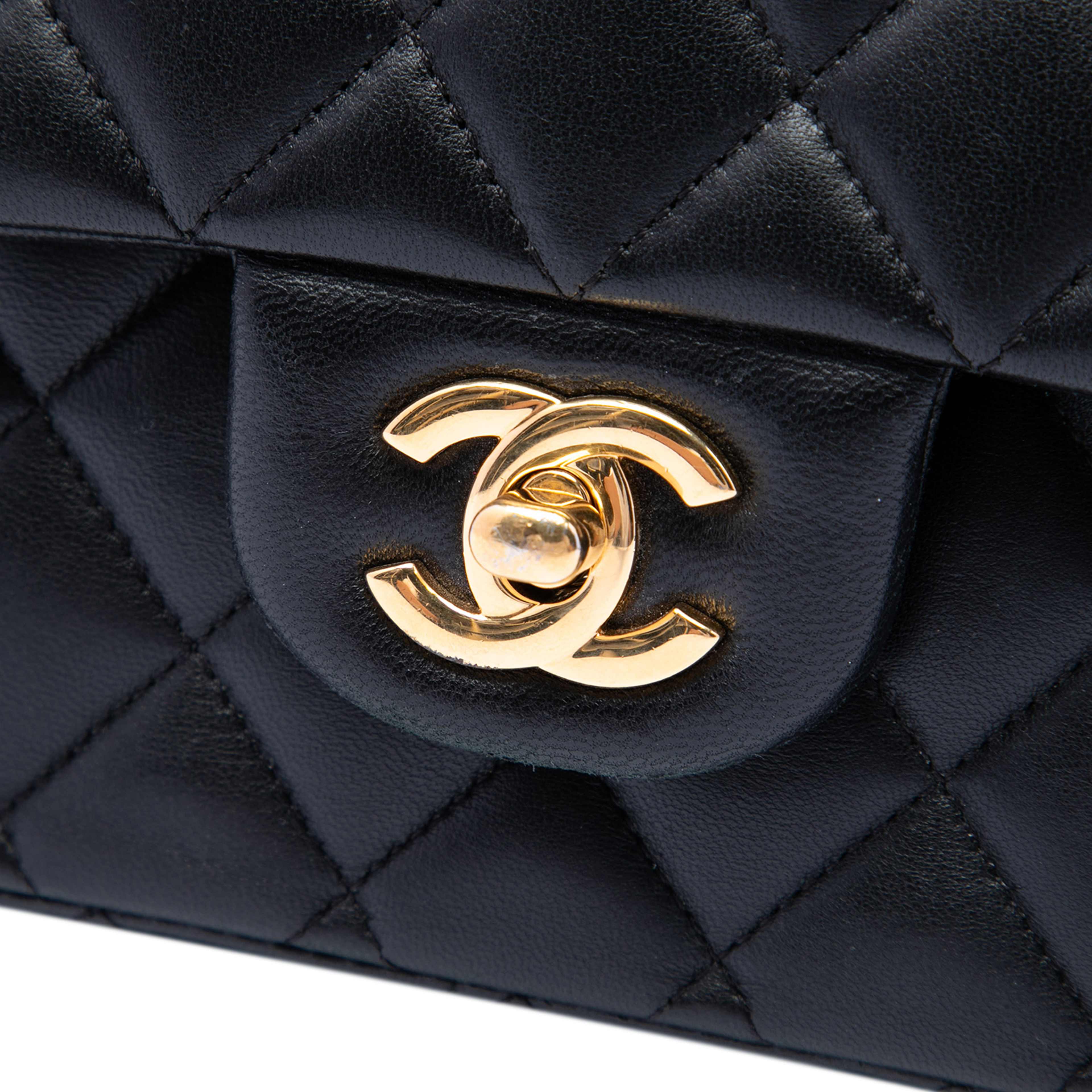 Chanel Medium Classic Lambskin Double Flap, från Luxclusif, i färgen svart. Klicka för att öppna bilden i stort format