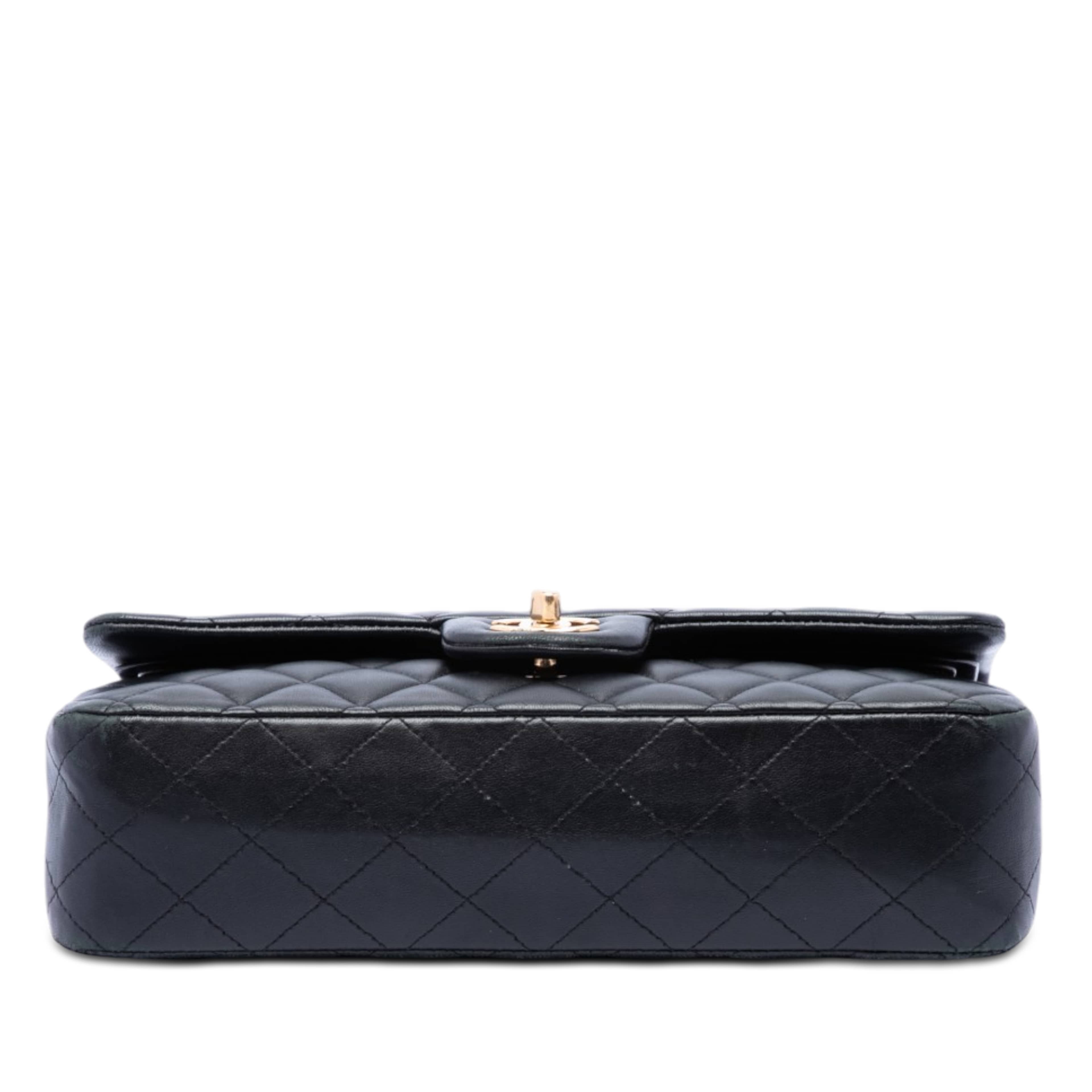 Chanel Medium Classic Lambskin Double Flap, från Luxclusif, i färgen svart. Klicka för att öppna bilden i stort format