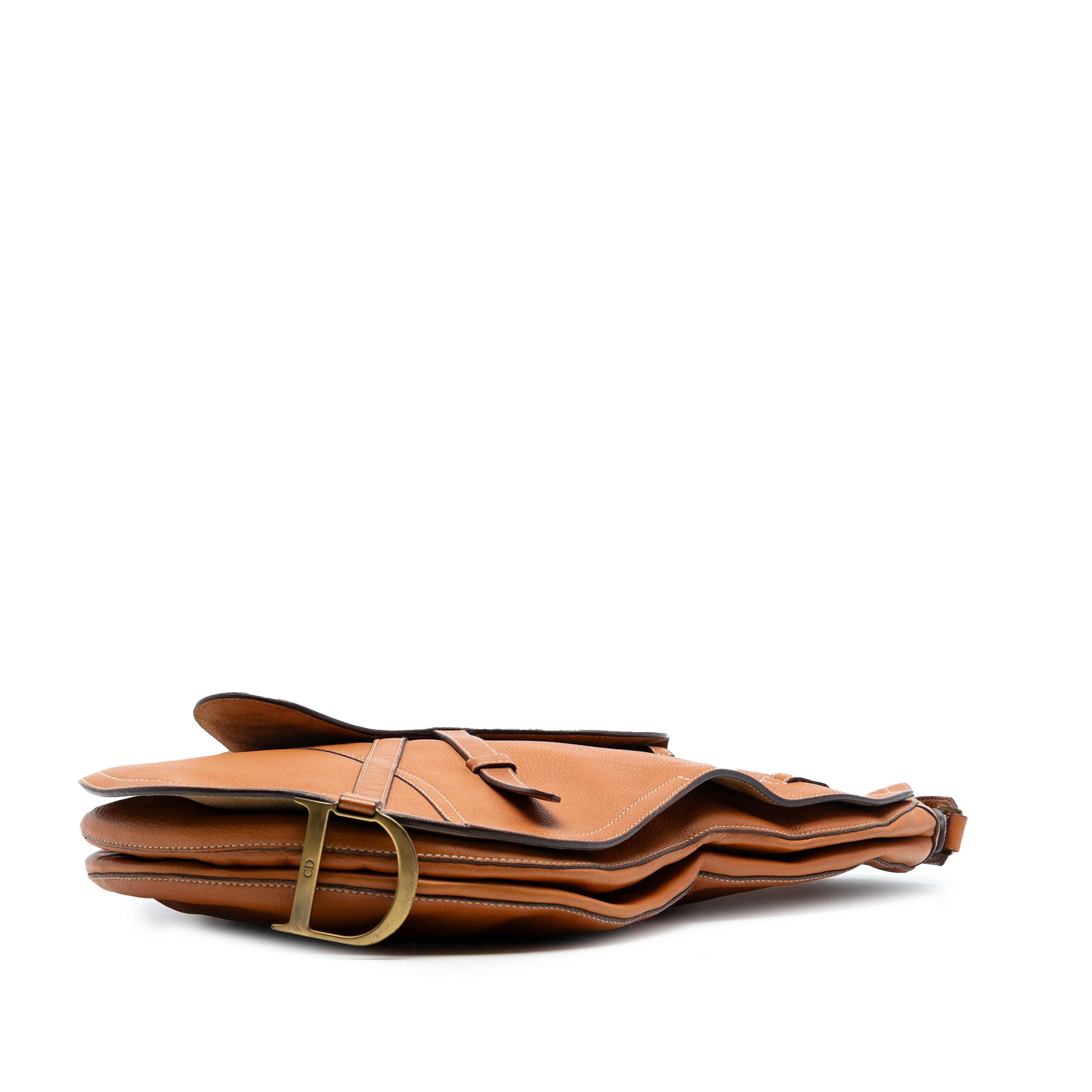 Dior Leather Baudrier Saddle Bag, från Luxclusif, i färgen brown. Klicka för att öppna bilden i stort format