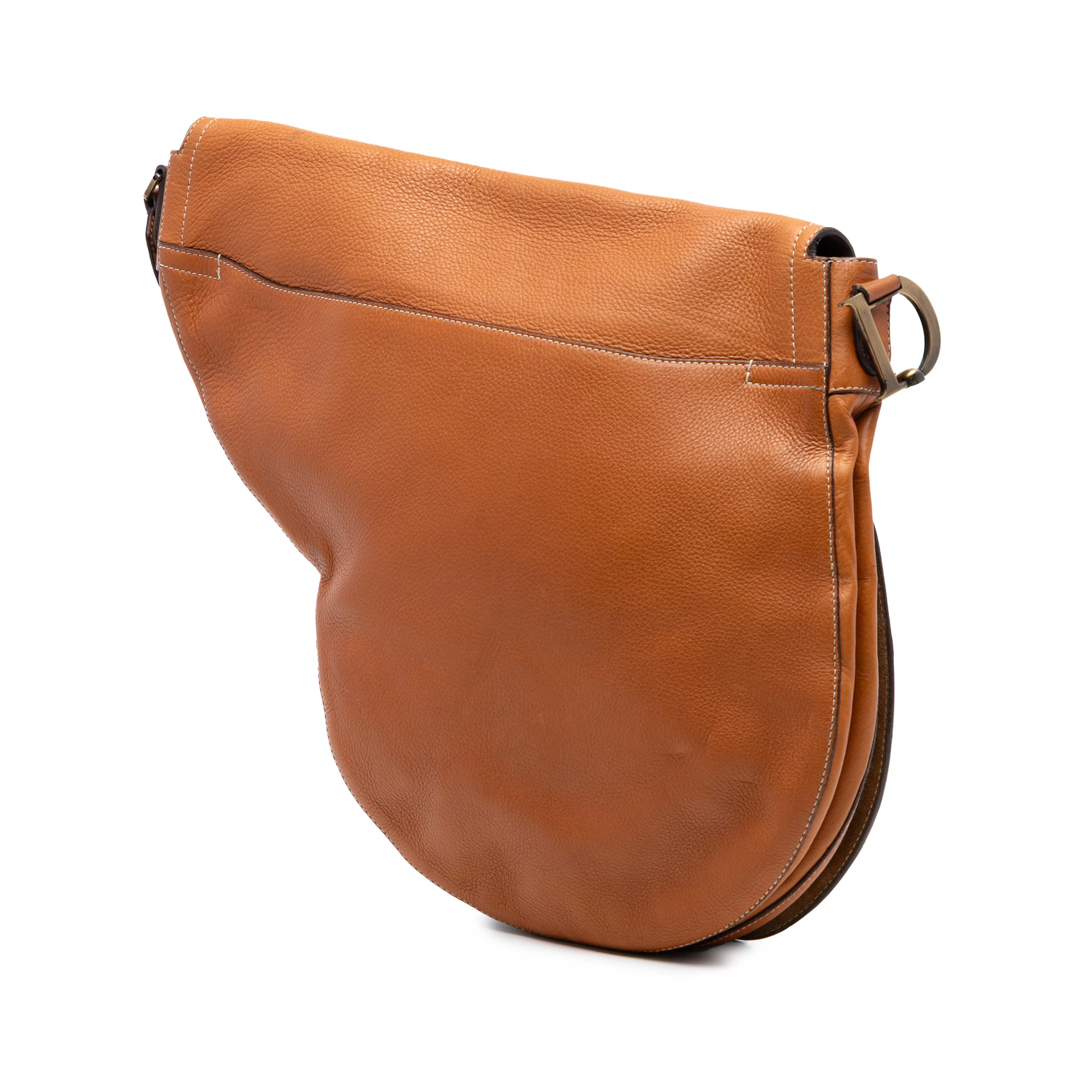 Dior Leather Baudrier Saddle Bag, från Luxclusif, i färgen brown. Klicka för att öppna bilden i stort format