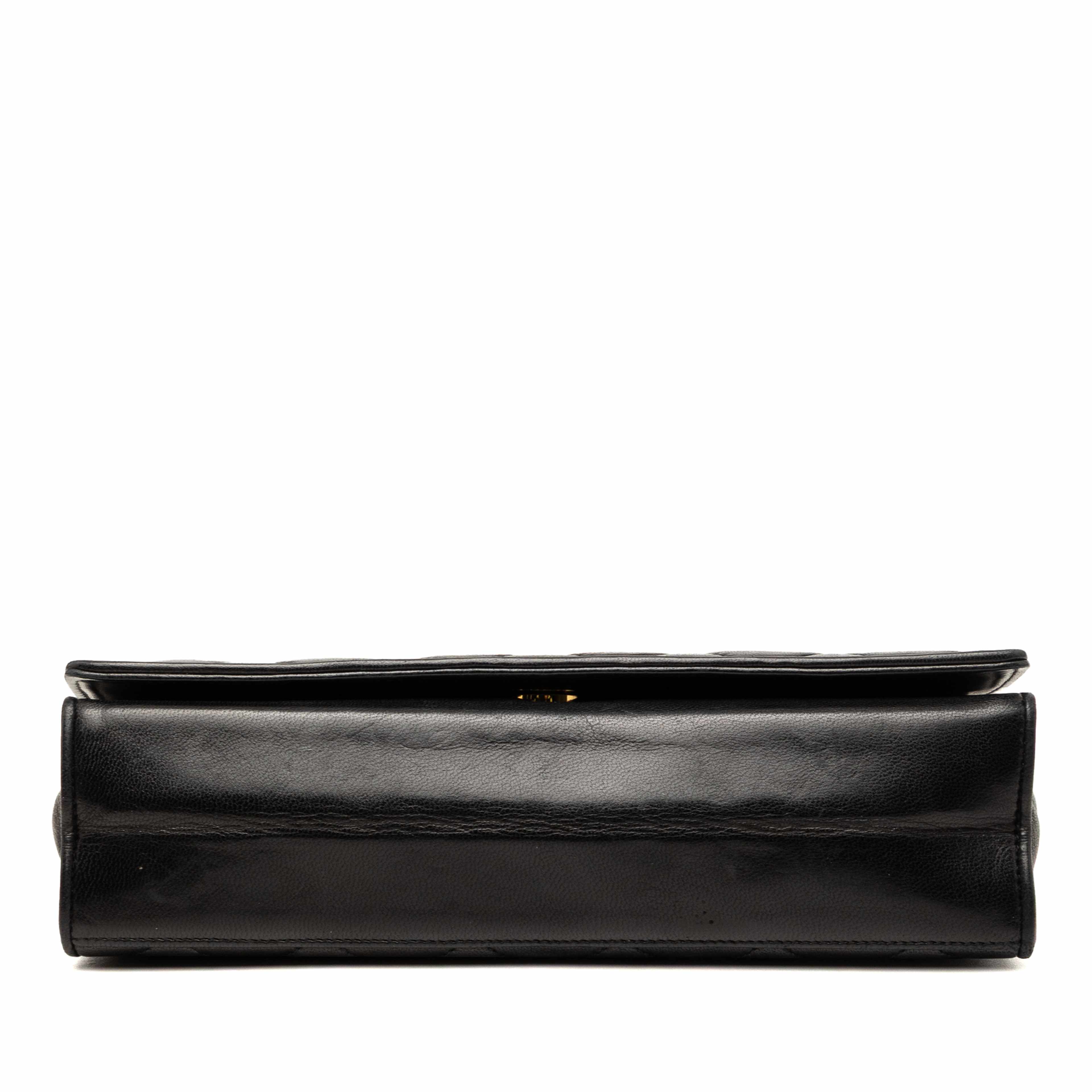 Chanel Cc Quilted Lambskin Full Flap Crossbody, från Luxclusif, i färgen svart. Klicka för att öppna bilden i stort format