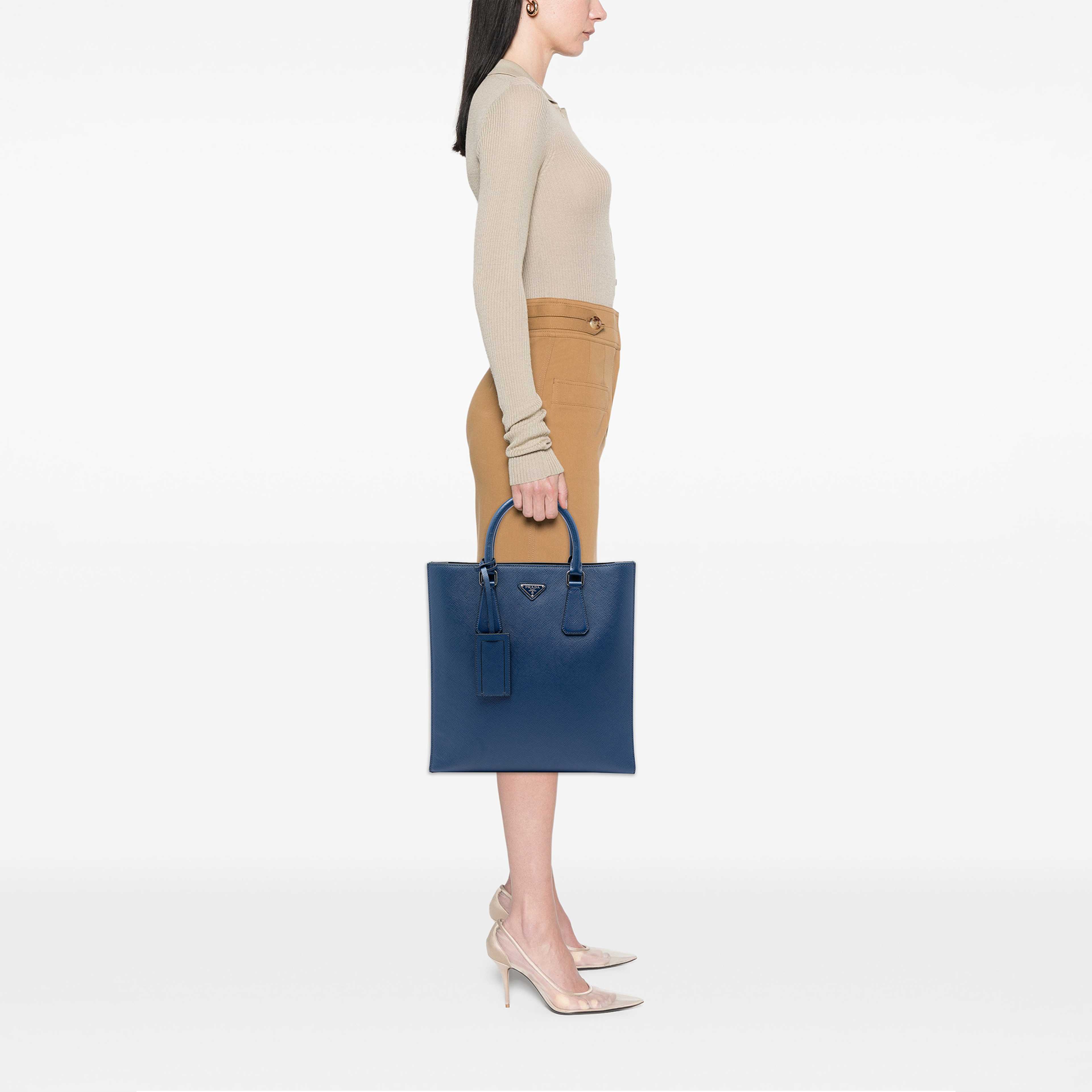 Prada Saffiano North South Tote, från Luxclusif, i färgen blå. Klicka för att öppna bilden i stort format