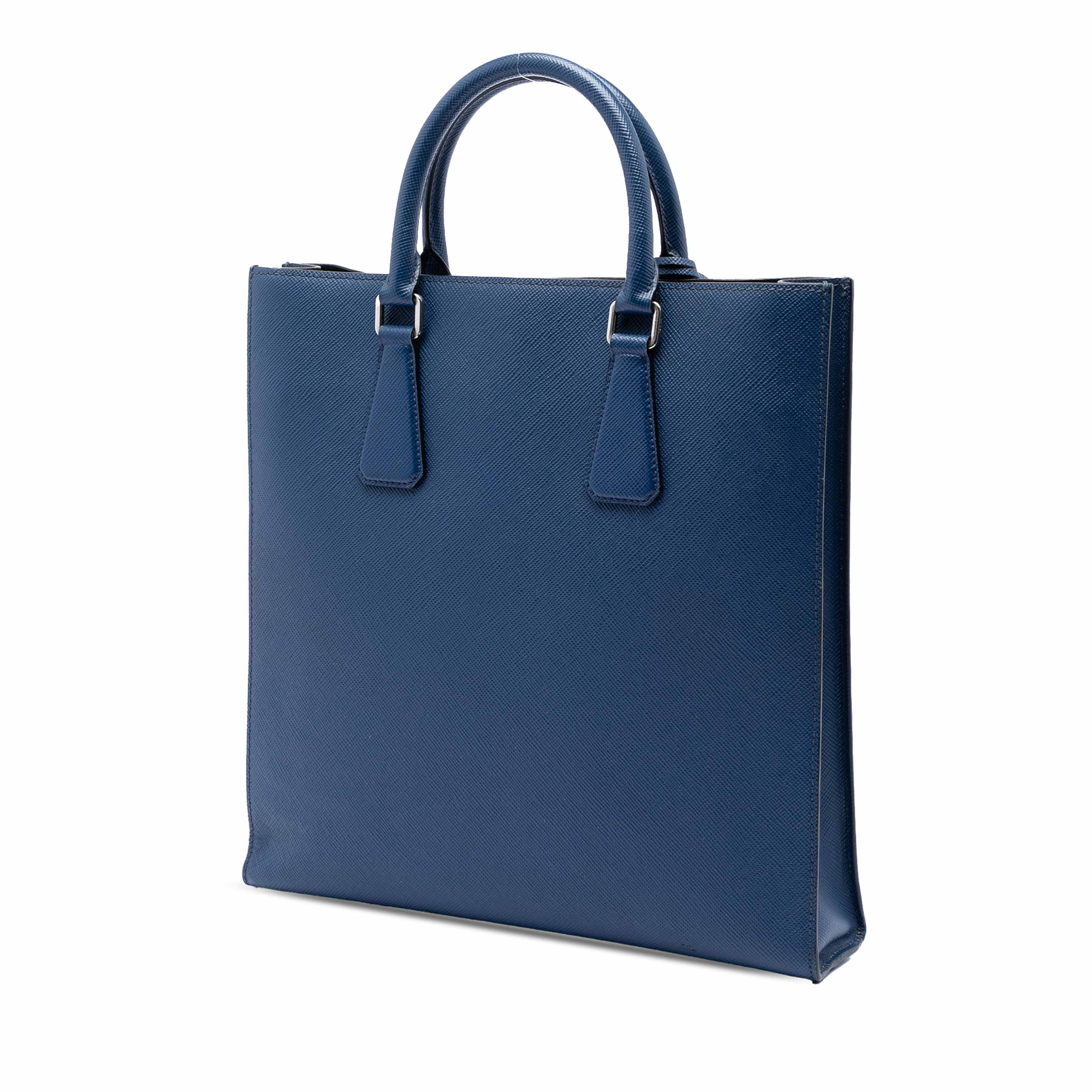 Prada Saffiano North South Tote, från Luxclusif, i färgen blå. Klicka för att öppna bilden i stort format