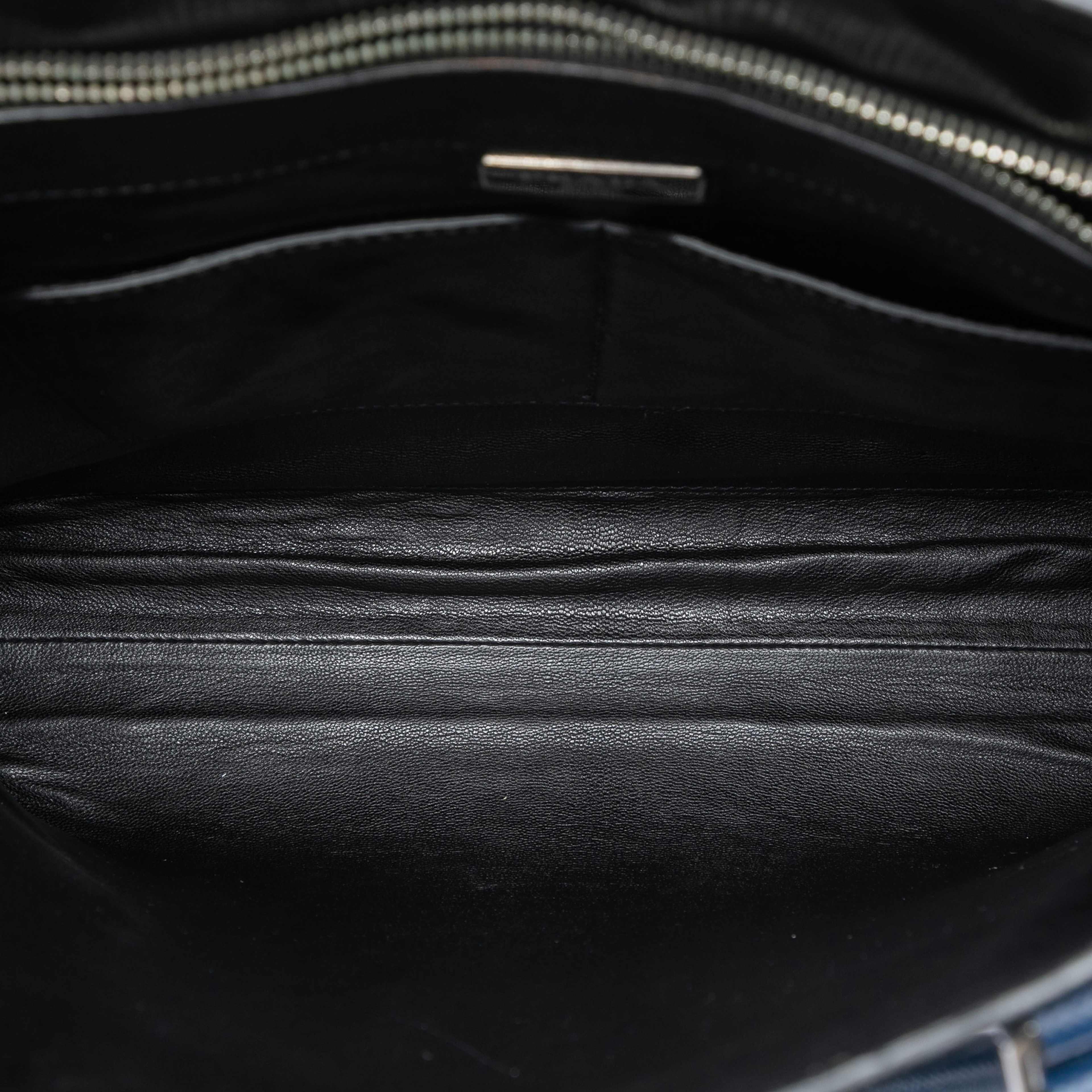 Prada Saffiano North South Tote, från Luxclusif, i färgen blue. Klicka för att öppna bilden i stort format