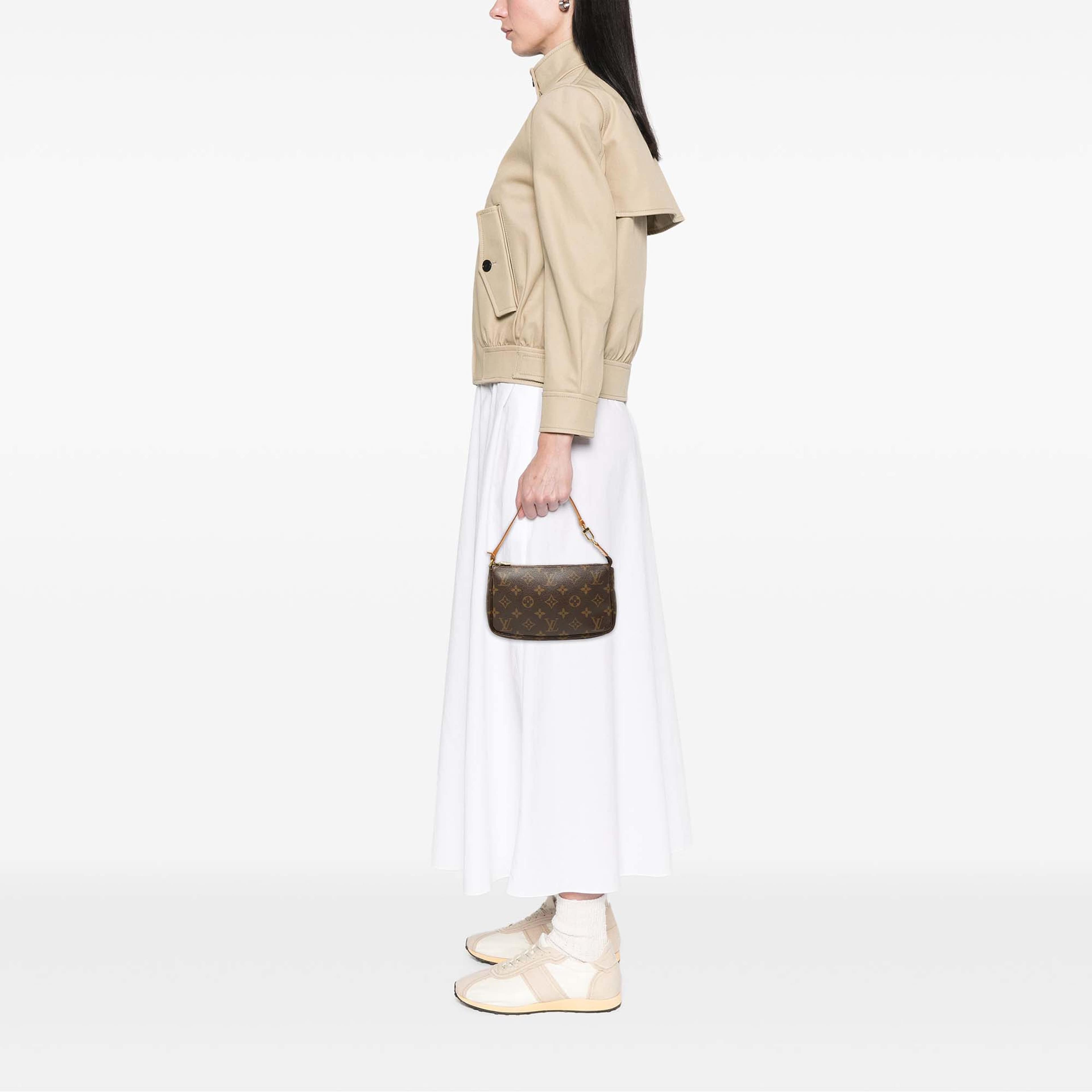 Louis Vuitton Monogram Pochette Accessoires, från Luxclusif, i färgen brun. Klicka för att öppna bilden i stort format