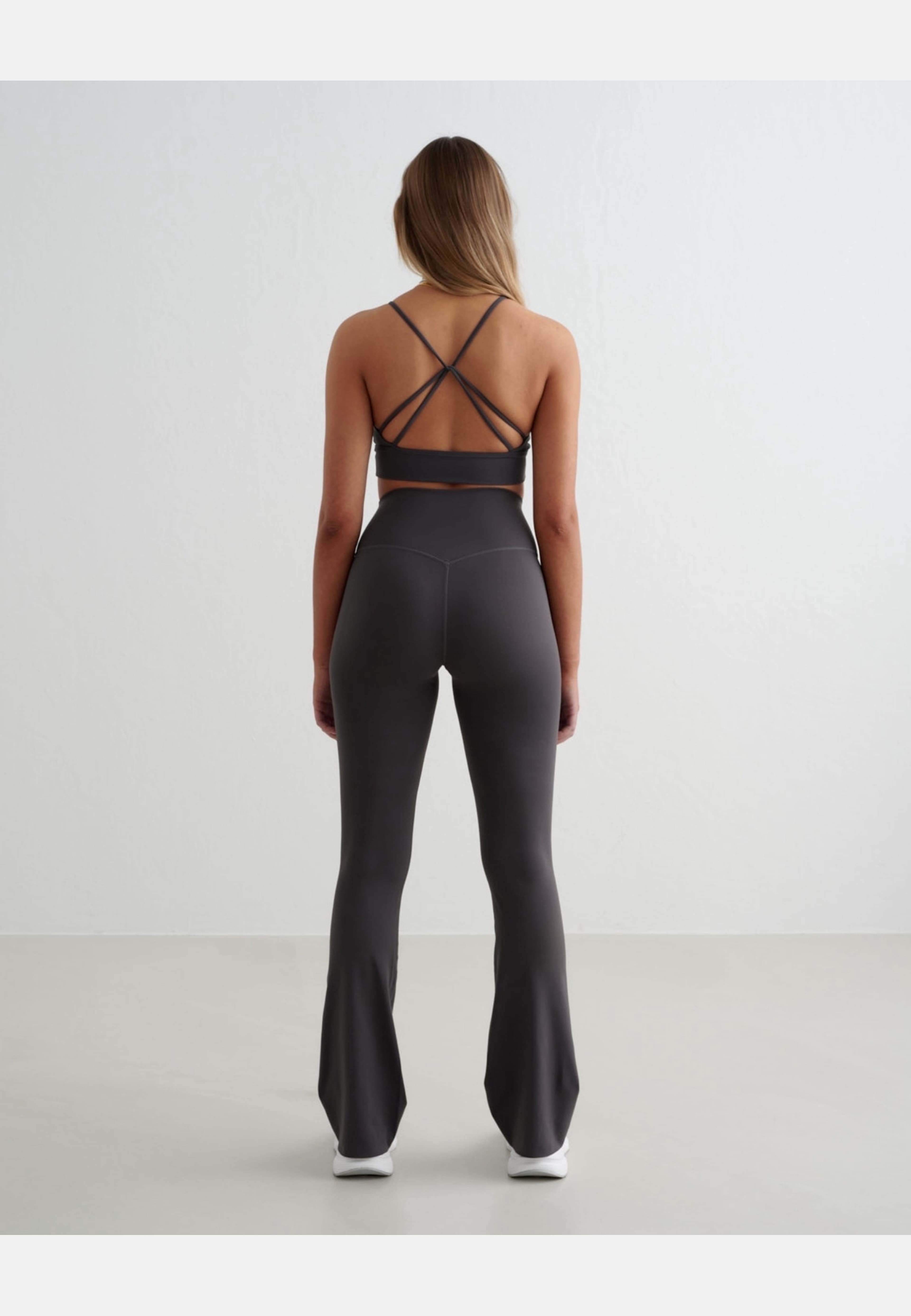 Sense Flare Tall Tights, från aim'n, i färgen shadow grey. Klicka för att öppna bilden i stort format