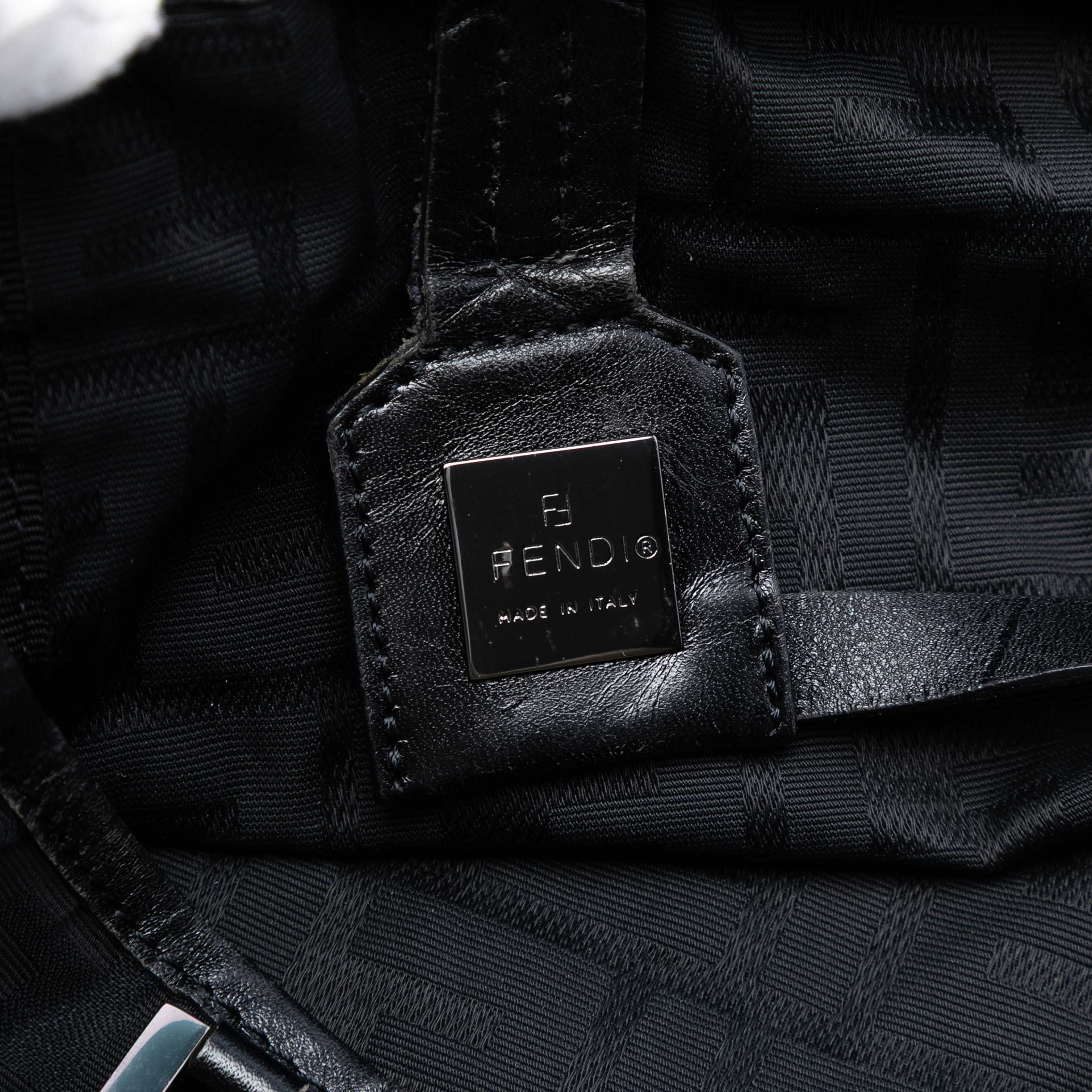 Fendi Zucca Canvas Tote, från Luxclusif, i färgen black. Klicka för att öppna bilden i stort format