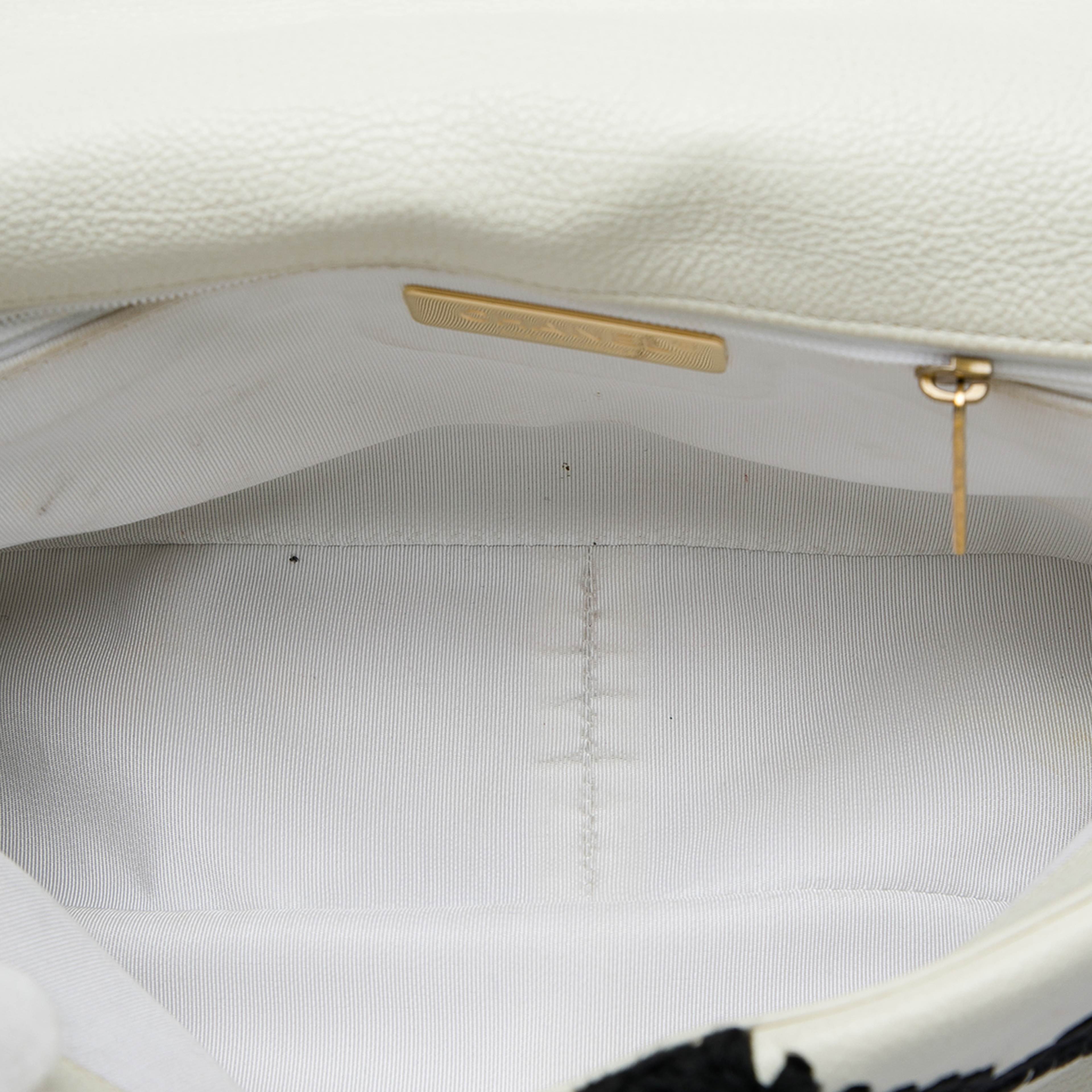 Chanel Medium Crochet Calfskin 19 Flap, från Luxclusif, i färgen vit. Klicka för att öppna bilden i stort format