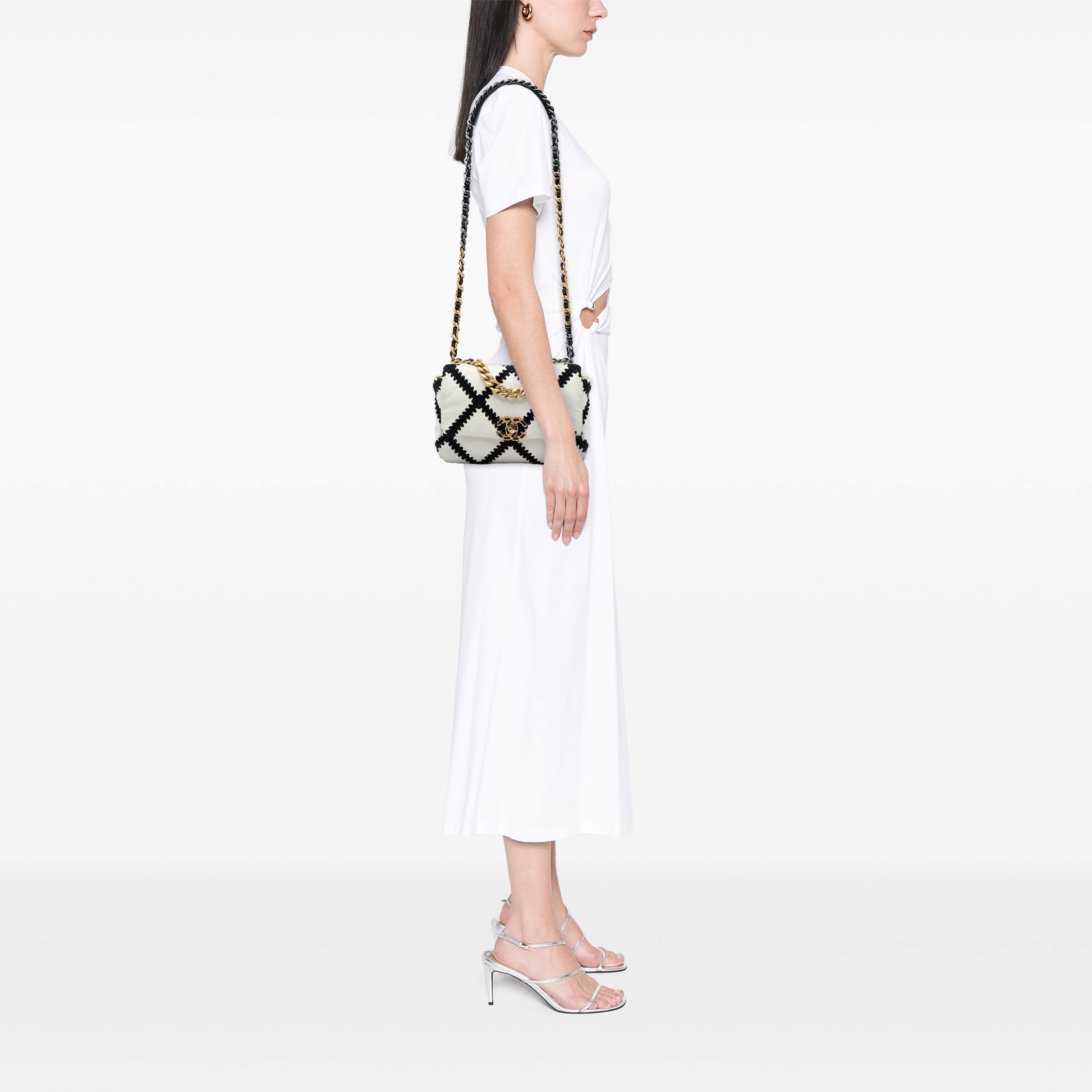 Chanel Medium Crochet Calfskin 19 Flap, från Luxclusif, i färgen vit. Klicka för att öppna bilden i stort format