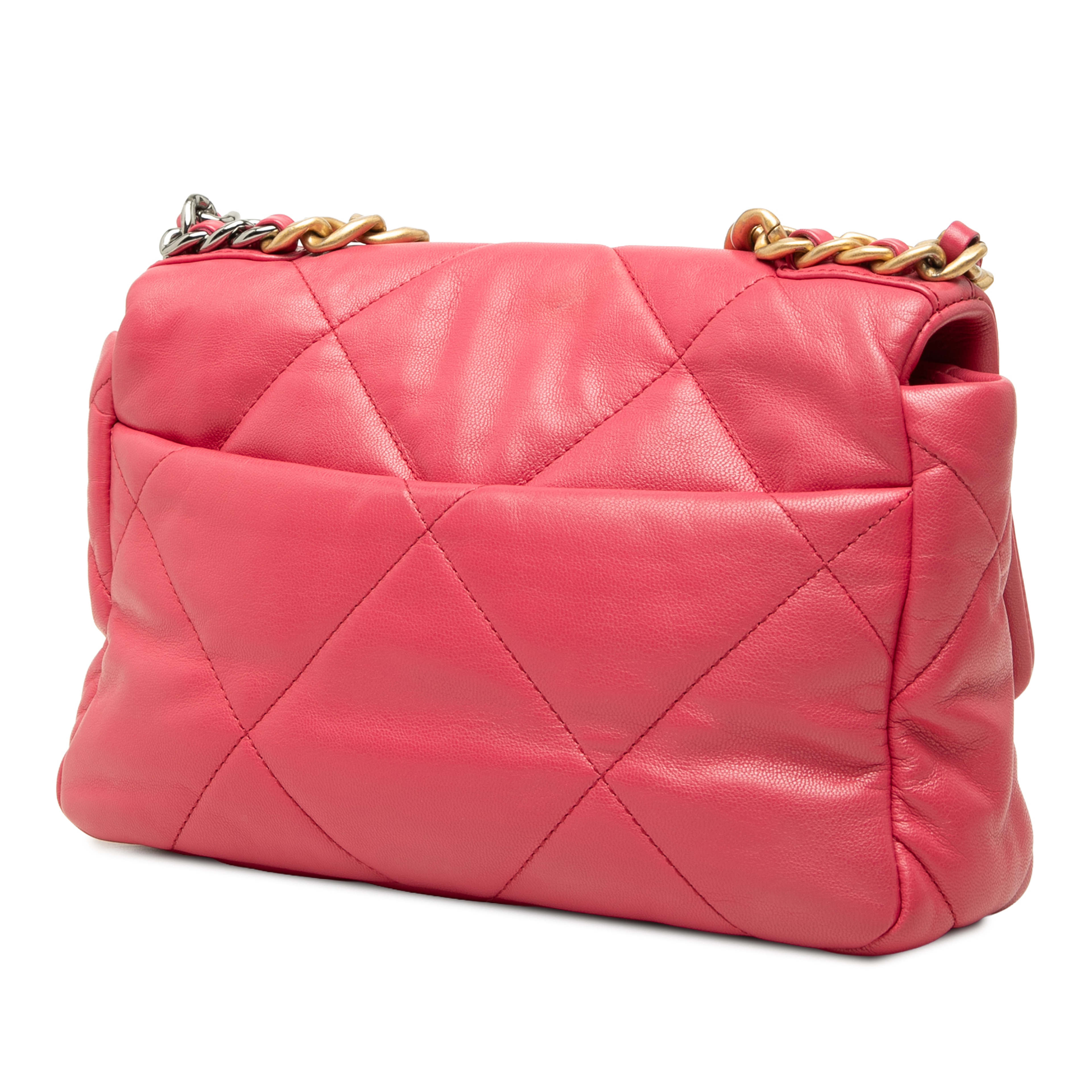 Chanel Medium Lambskin 19 Flap, från Luxclusif, i färgen rosa. Klicka för att öppna bilden i stort format