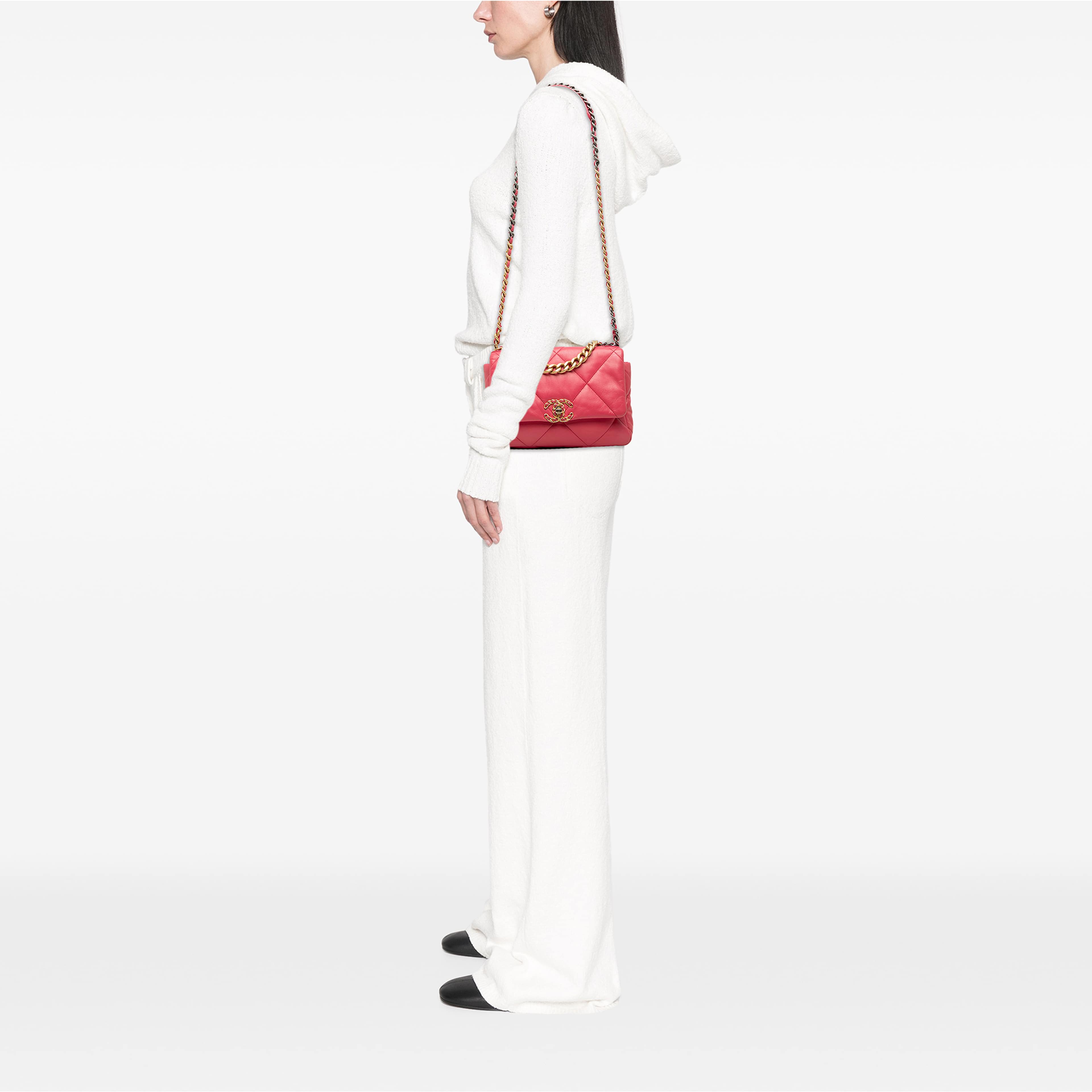 Chanel Medium Lambskin 19 Flap, från Luxclusif, i färgen rosa. Klicka för att öppna bilden i stort format