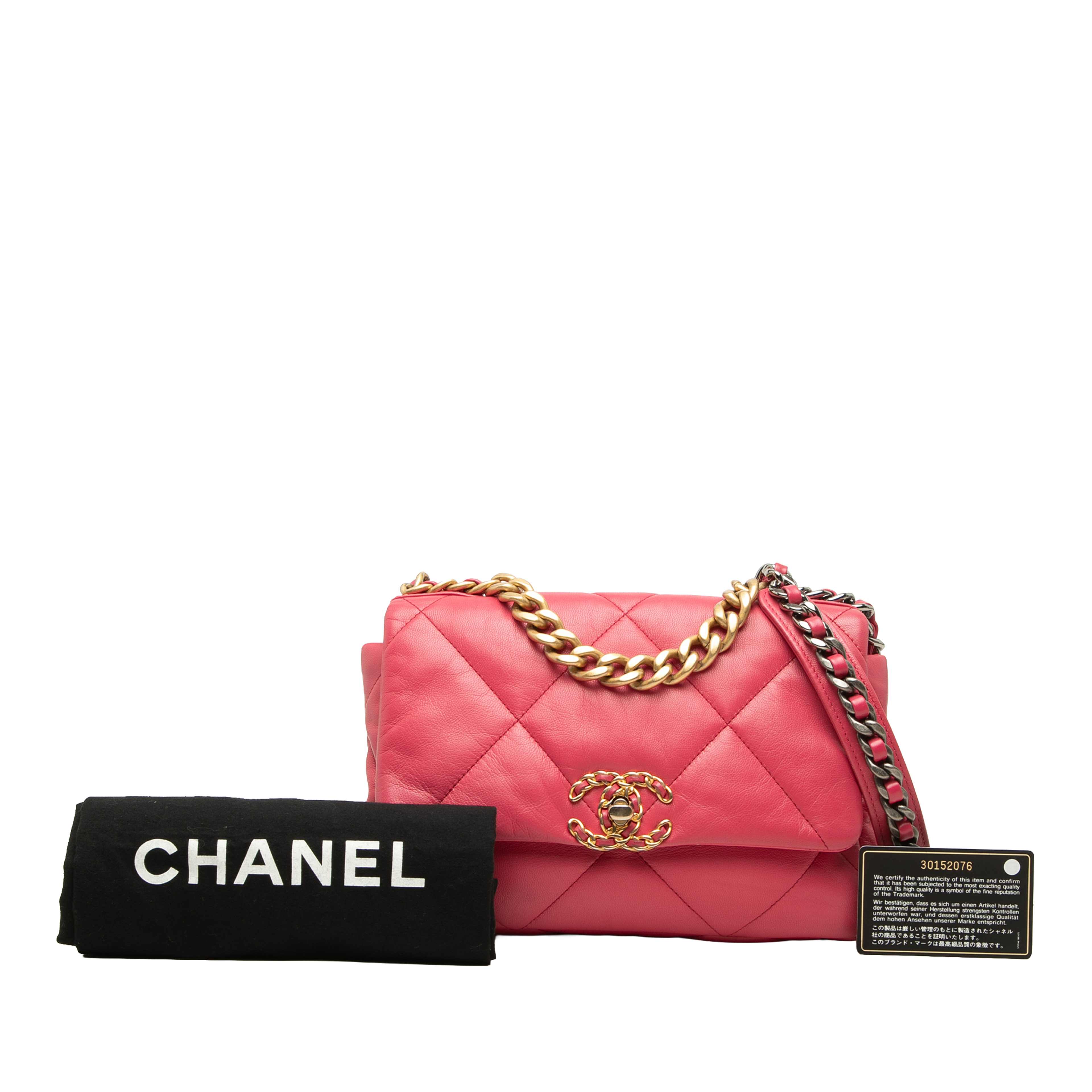 Chanel Medium Lambskin 19 Flap, från Luxclusif, i färgen rosa. Klicka för att öppna bilden i stort format