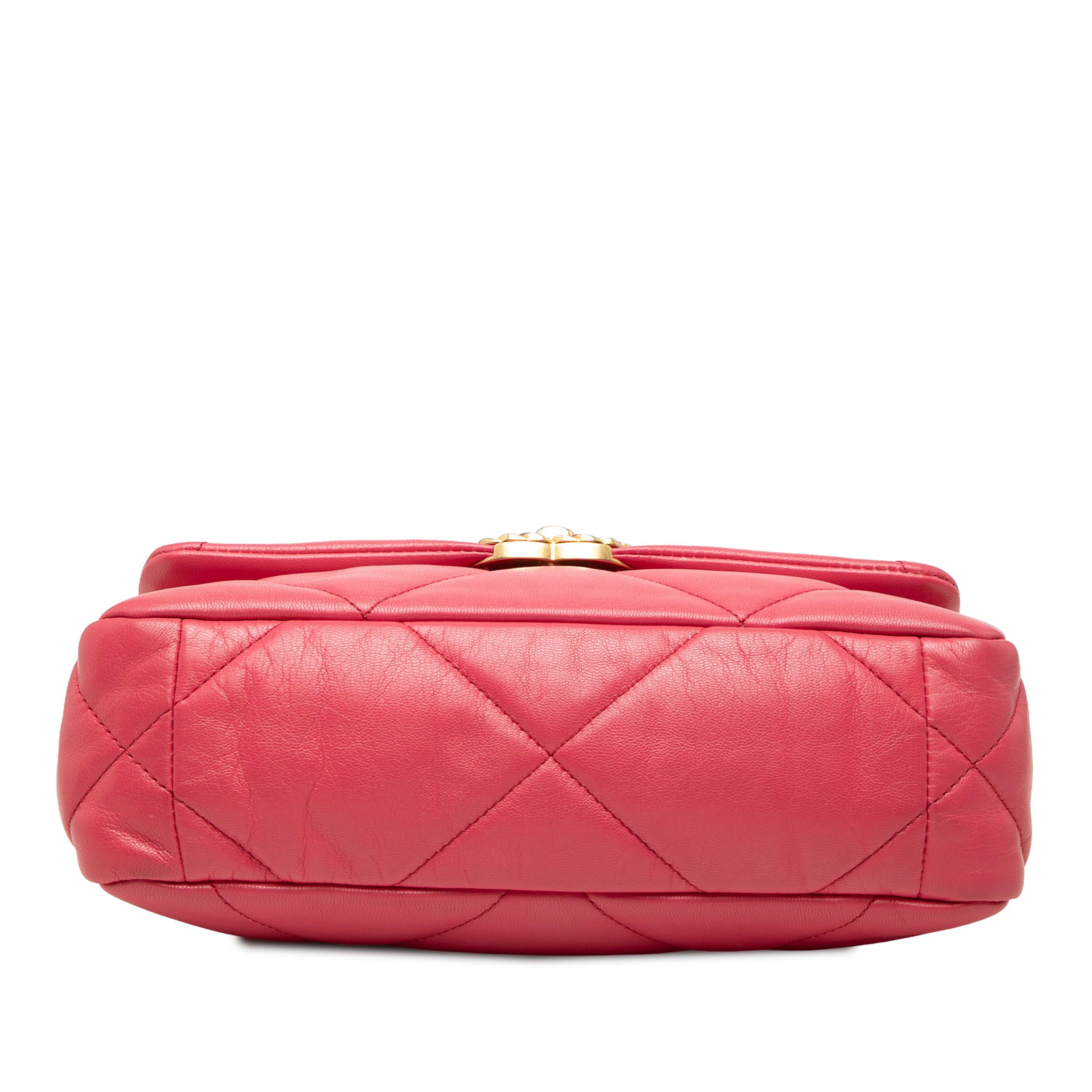 Chanel Medium Lambskin 19 Flap, från Luxclusif, i färgen rosa. Klicka för att öppna bilden i stort format