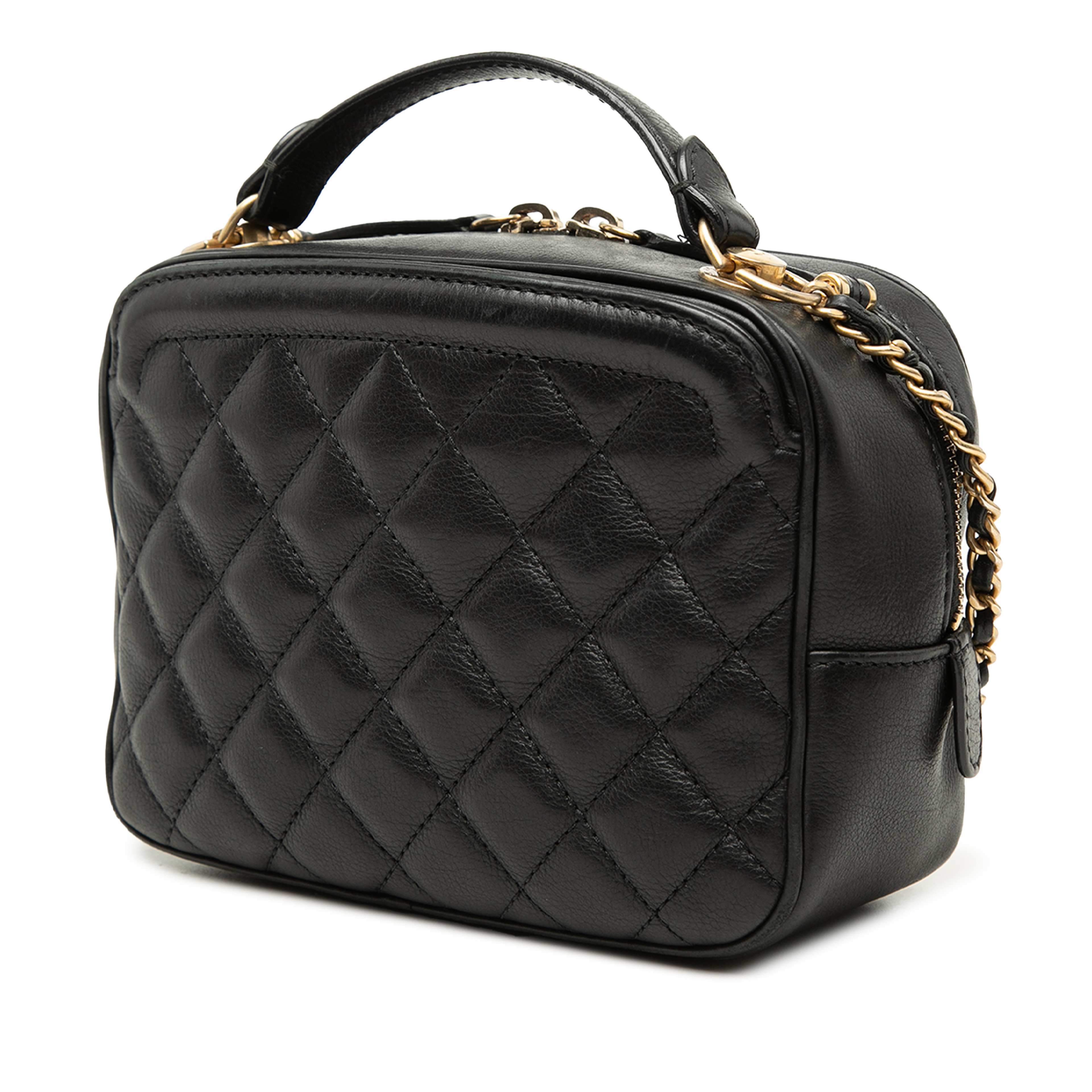 Chanel Small Cc Quilted Lambskin Top Handle Vanity Case With Chain, från Luxclusif, i färgen svart. Klicka för att öppna bilden i stort format