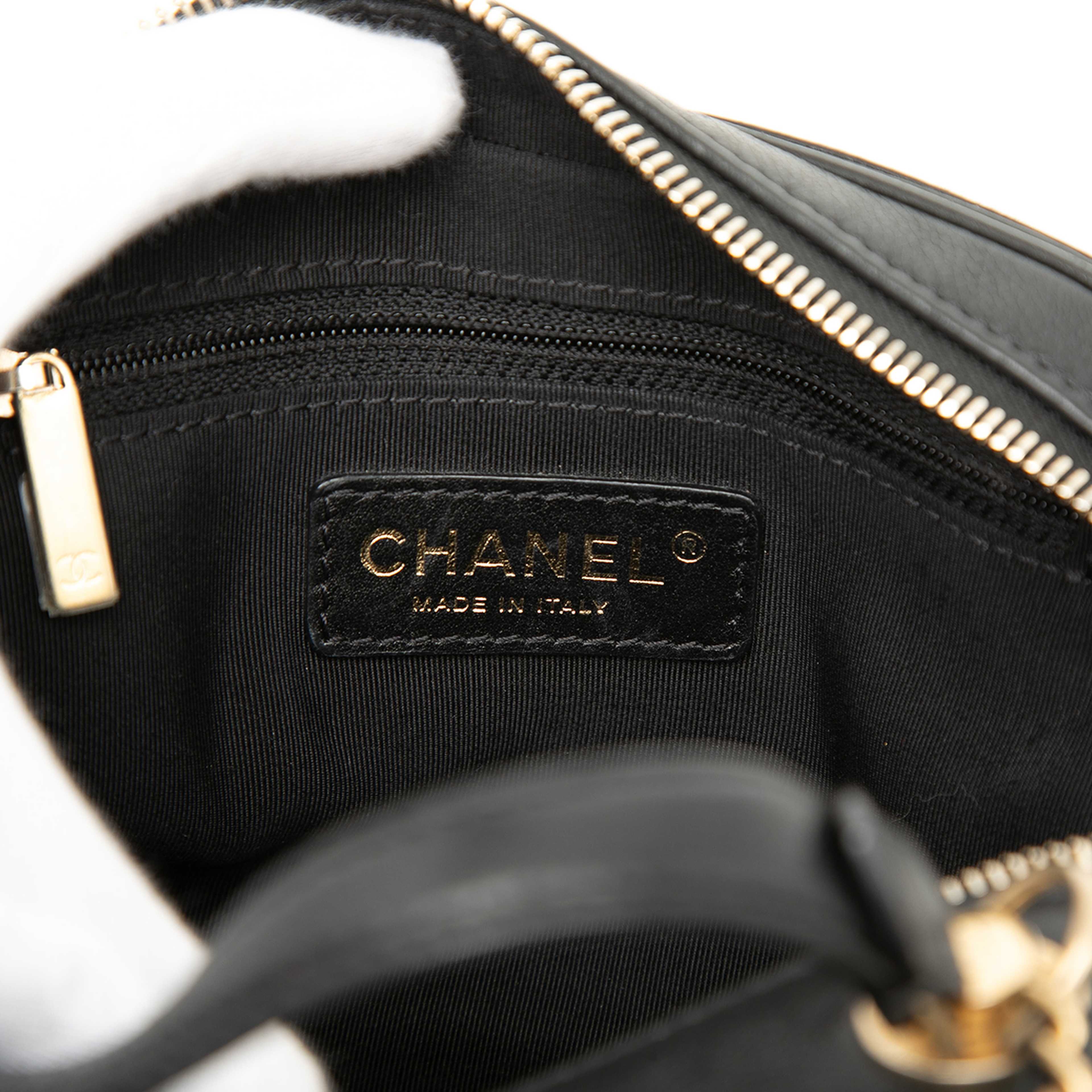 Chanel Small Cc Quilted Lambskin Top Handle Vanity Case With Chain, från Luxclusif, i färgen svart. Klicka för att öppna bilden i stort format