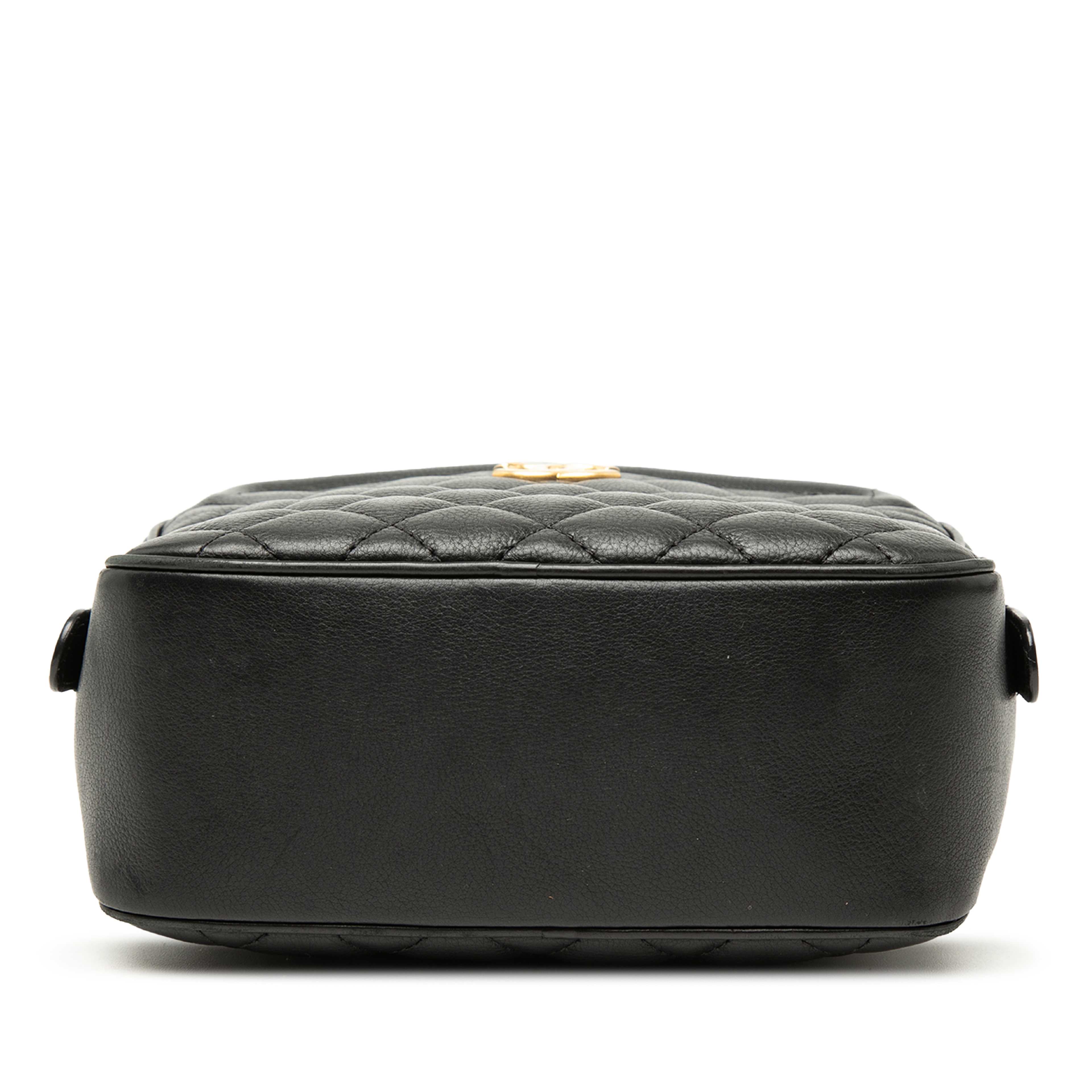 Chanel Small Cc Quilted Lambskin Top Handle Vanity Case With Chain, från Luxclusif, i färgen svart. Klicka för att öppna bilden i stort format