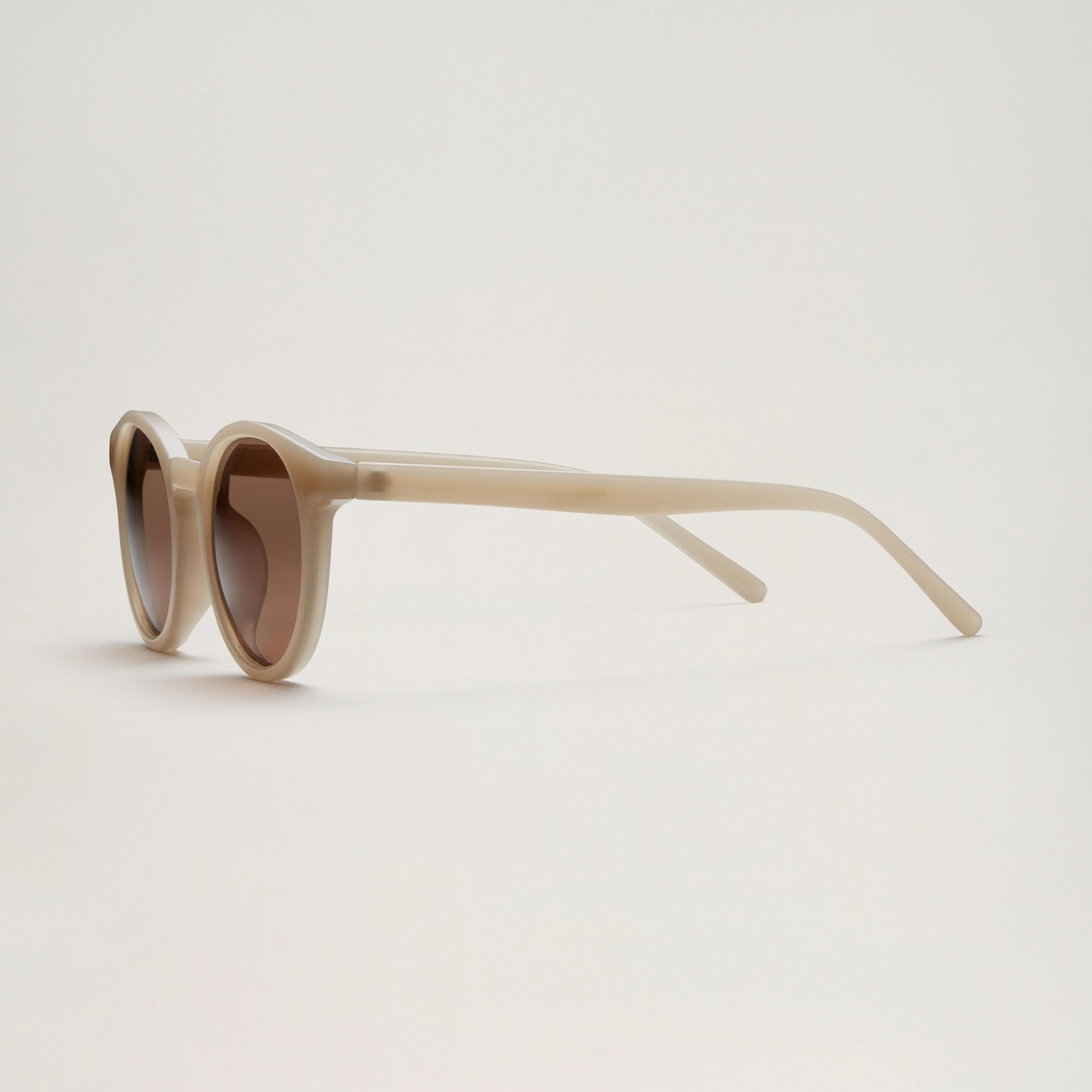 Babymocs Solglasögon Classic Shape - Barn, från BabyMocs, i färgen beige. Klicka för att öppna bilden i stort format