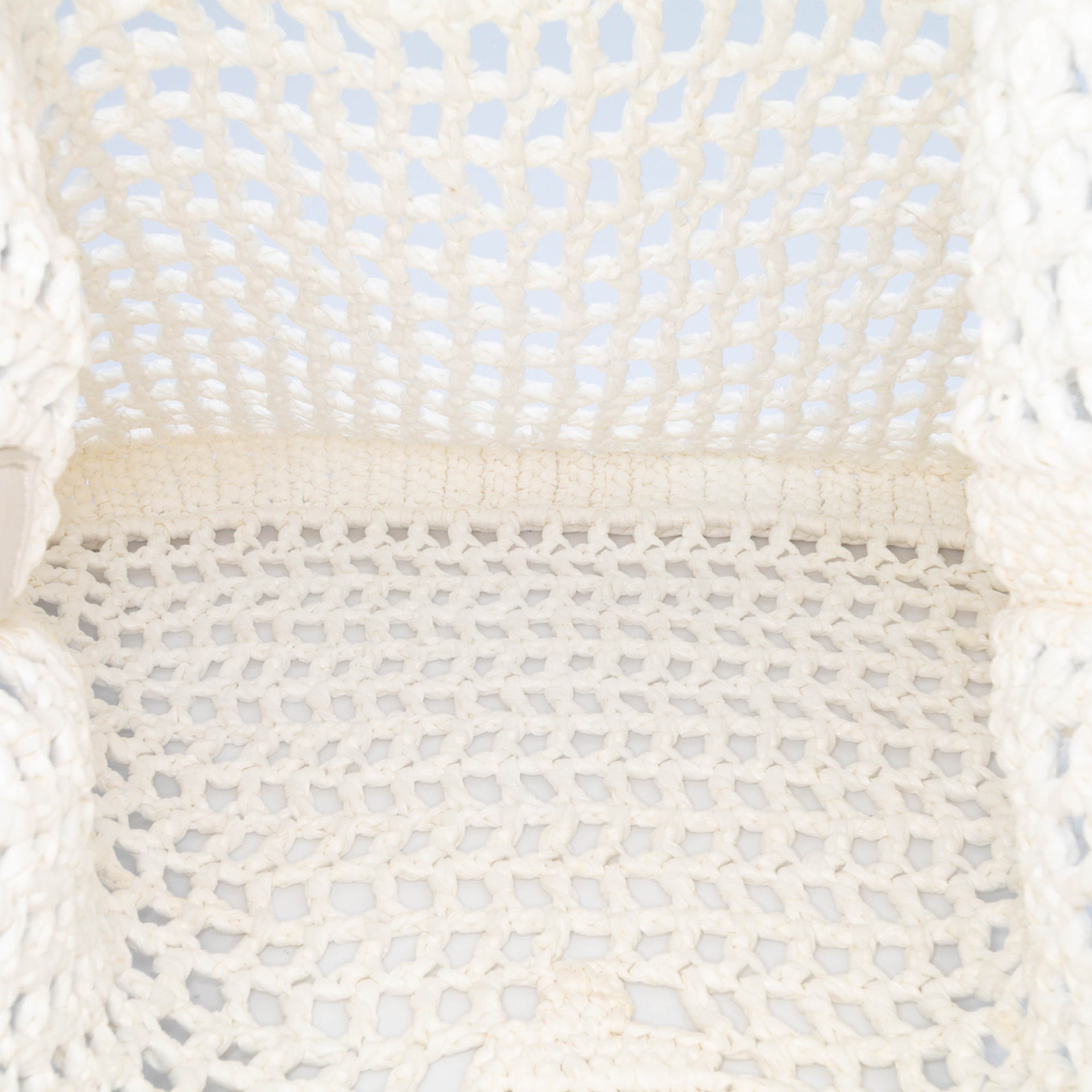 Prada Raffia Effect Crochet Logo Embroidered Tote, från Luxclusif, i färgen white. Klicka för att öppna bilden i stort format