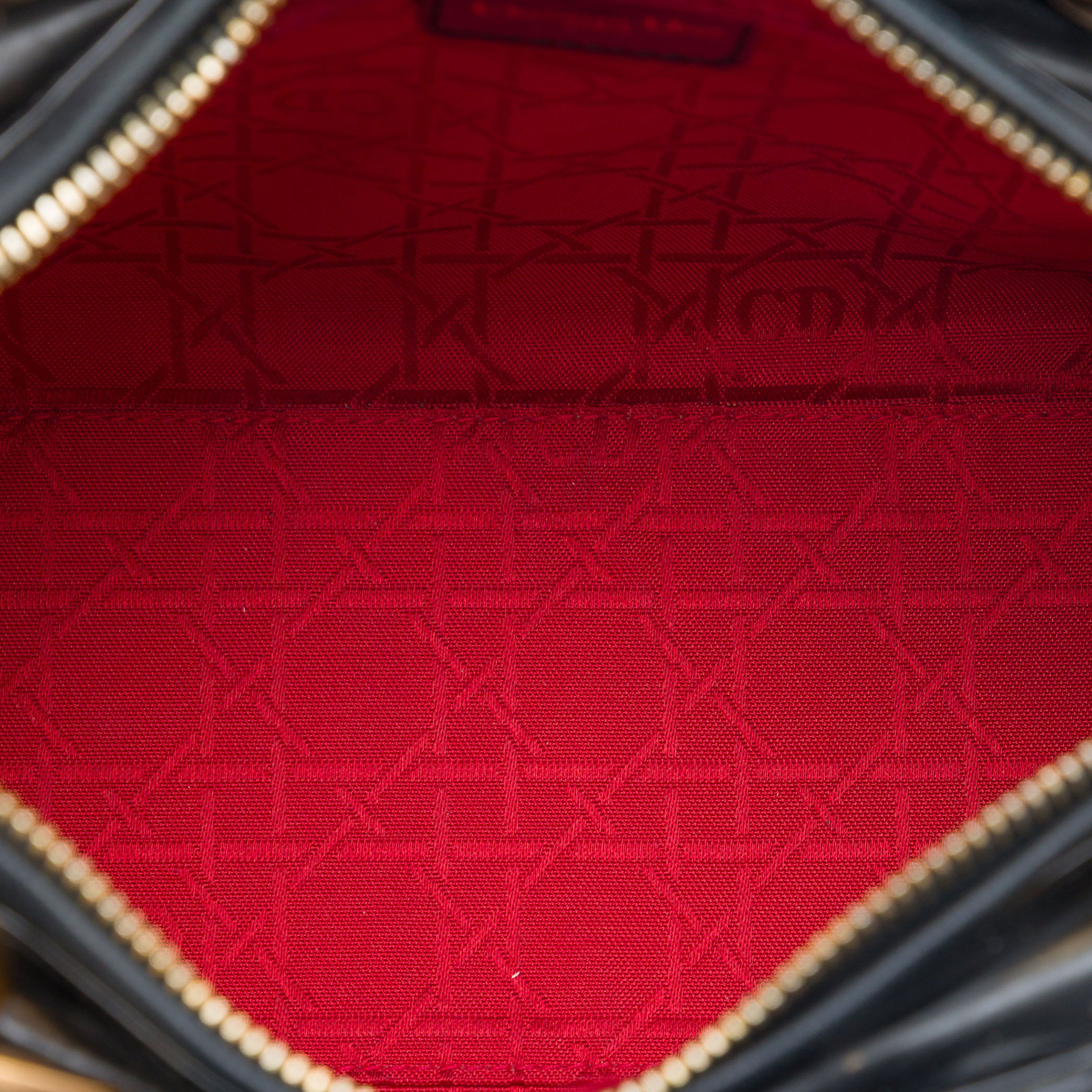 Dior Medium Patent Cannage Lady Dior, från Luxclusif, i färgen black. Klicka för att öppna bilden i stort format