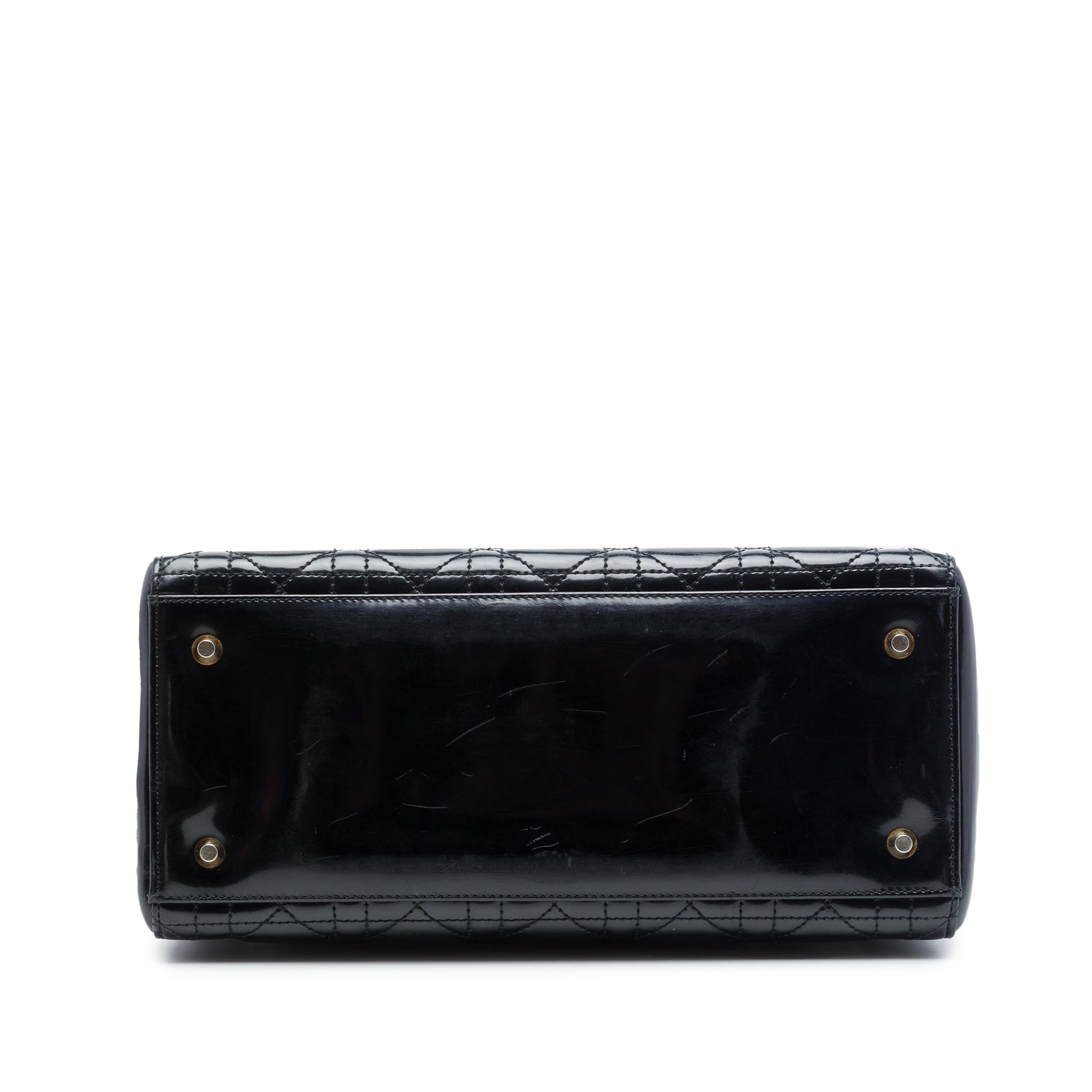 Dior Medium Patent Cannage Lady Dior, från Luxclusif, i färgen black. Klicka för att öppna bilden i stort format